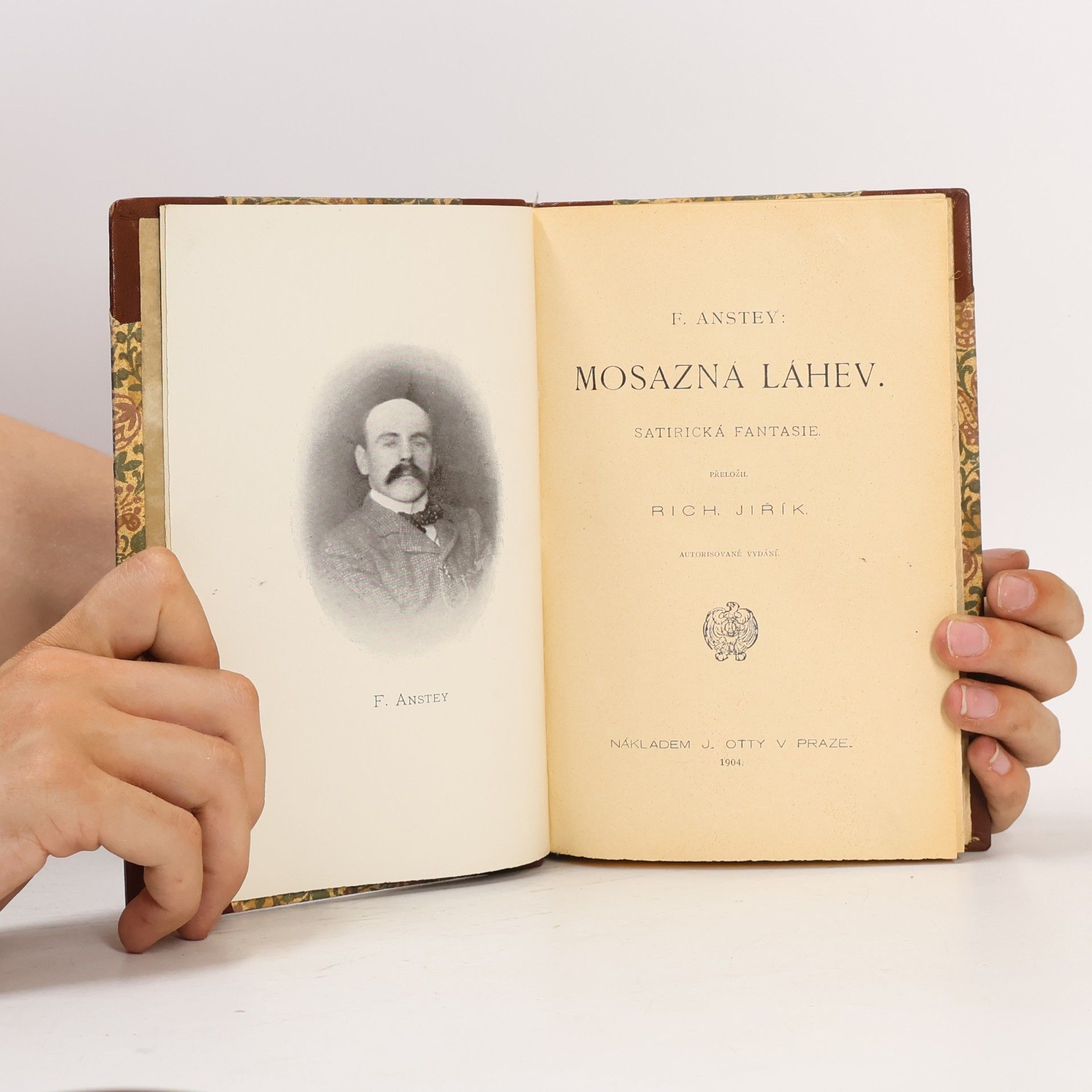 F. Anstey Mosazná láhev