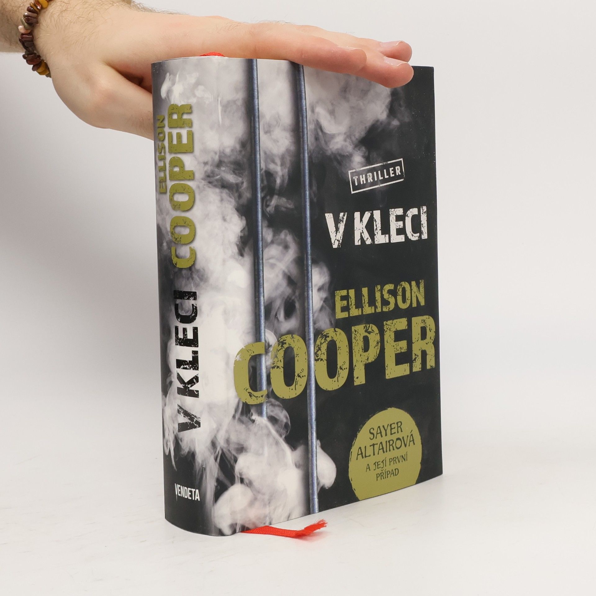 Ellison Cooper V kleci