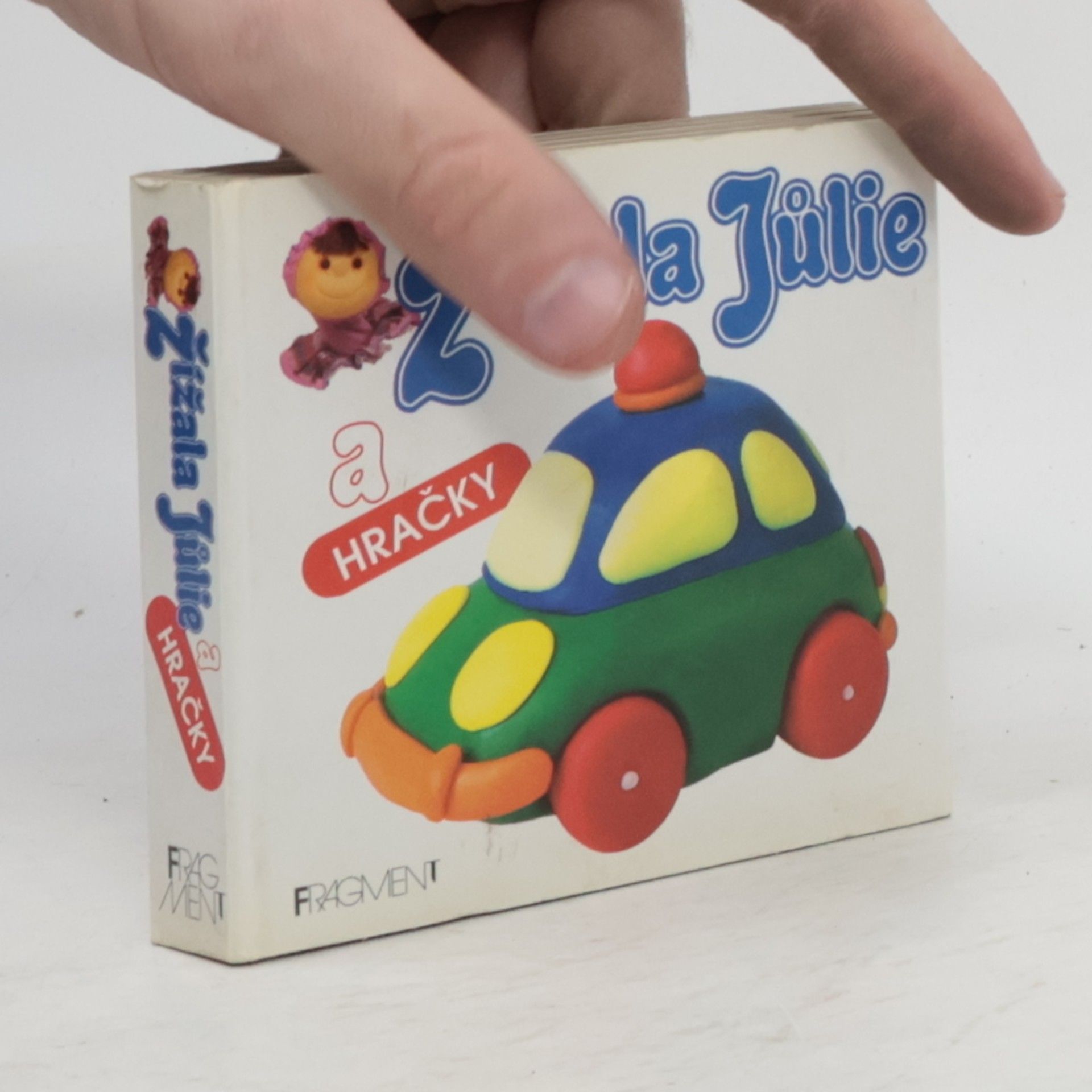 Žížala Jůlie a hračky