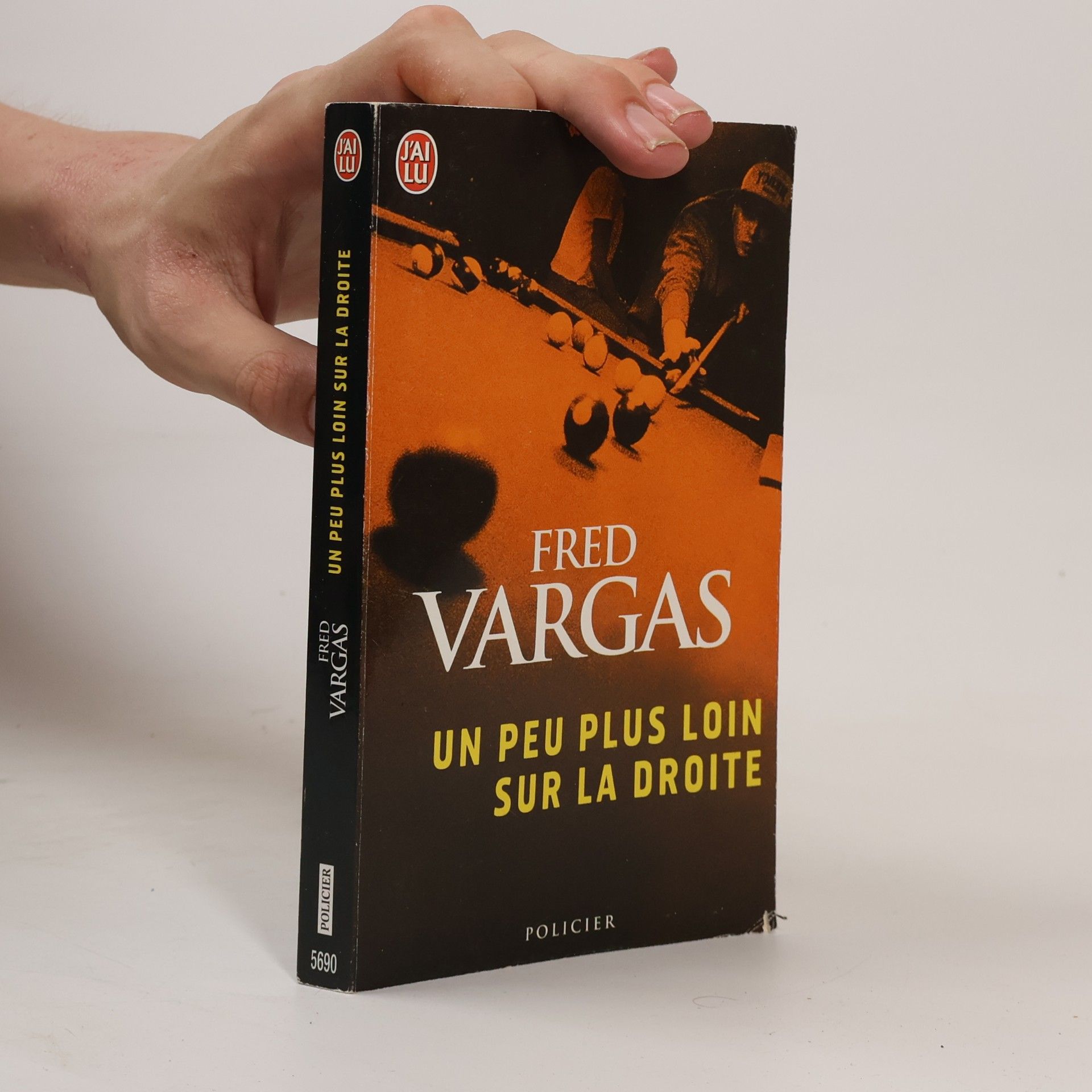 Fred Vargas Un peu plus loin sur la droite. Das Orakel von Port-Nicolas, französische Ausgabe