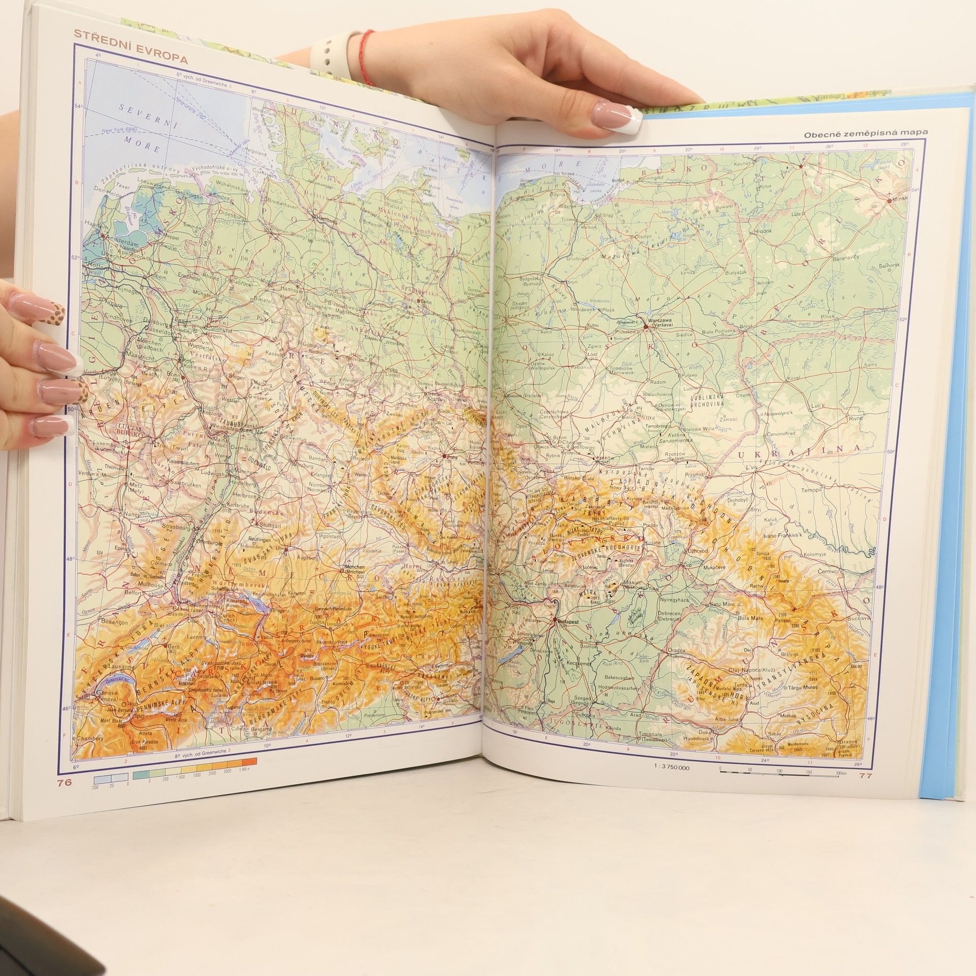 Collectif d'auteurs Školní atlas světa