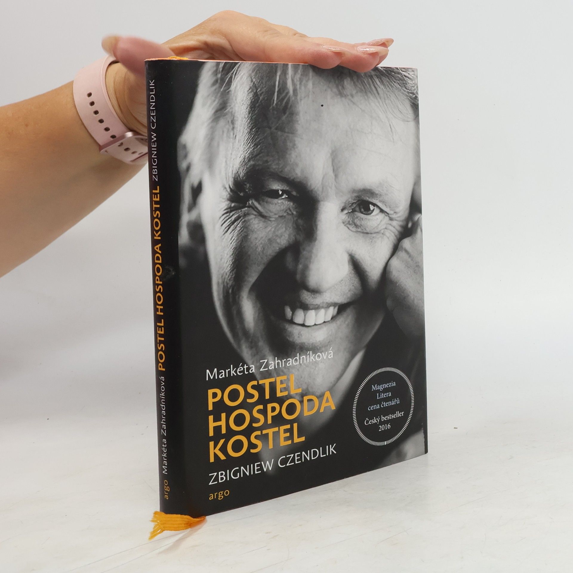 Postel, hospoda, kostel