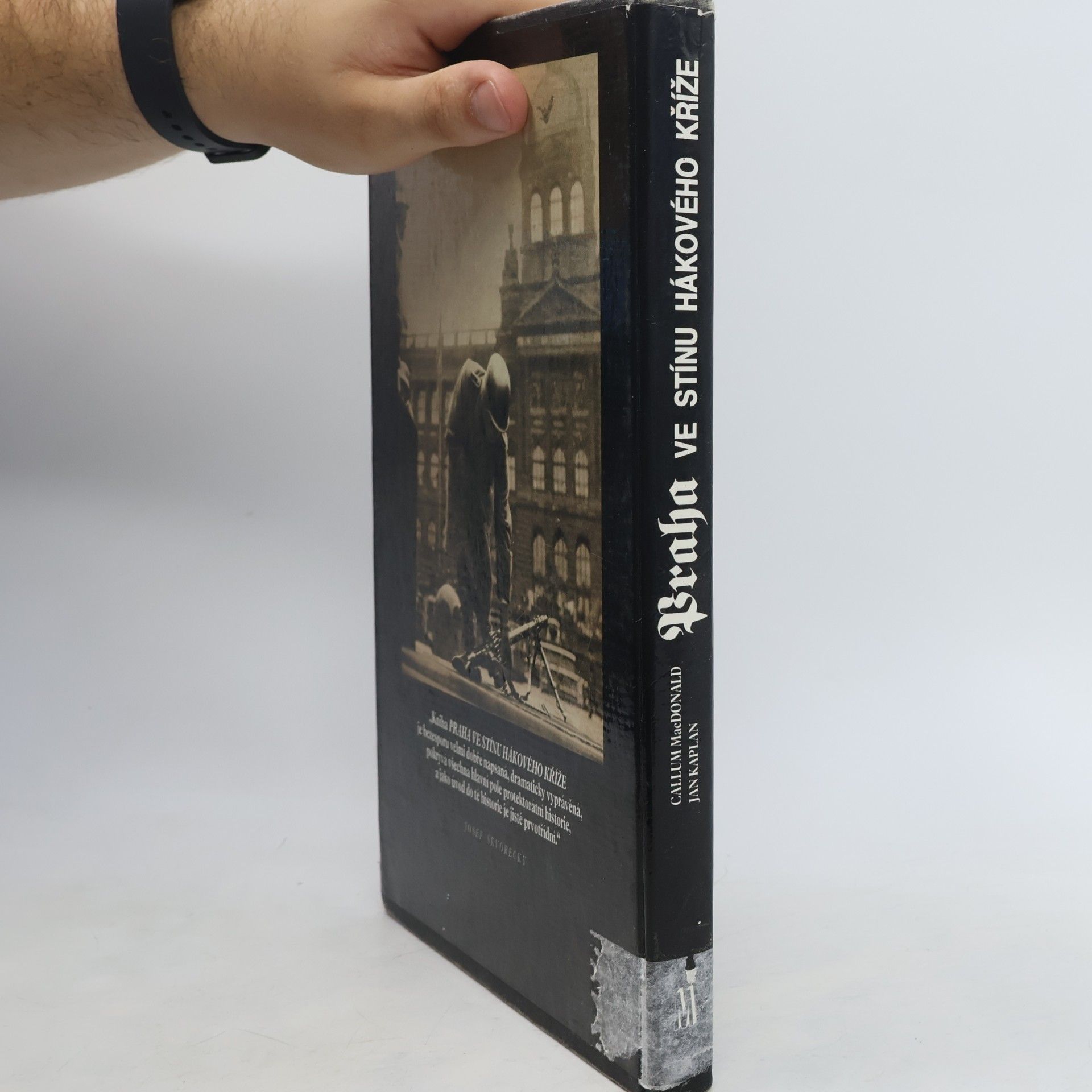 C. A. MacDonald Praha ve stínu hákového kříže