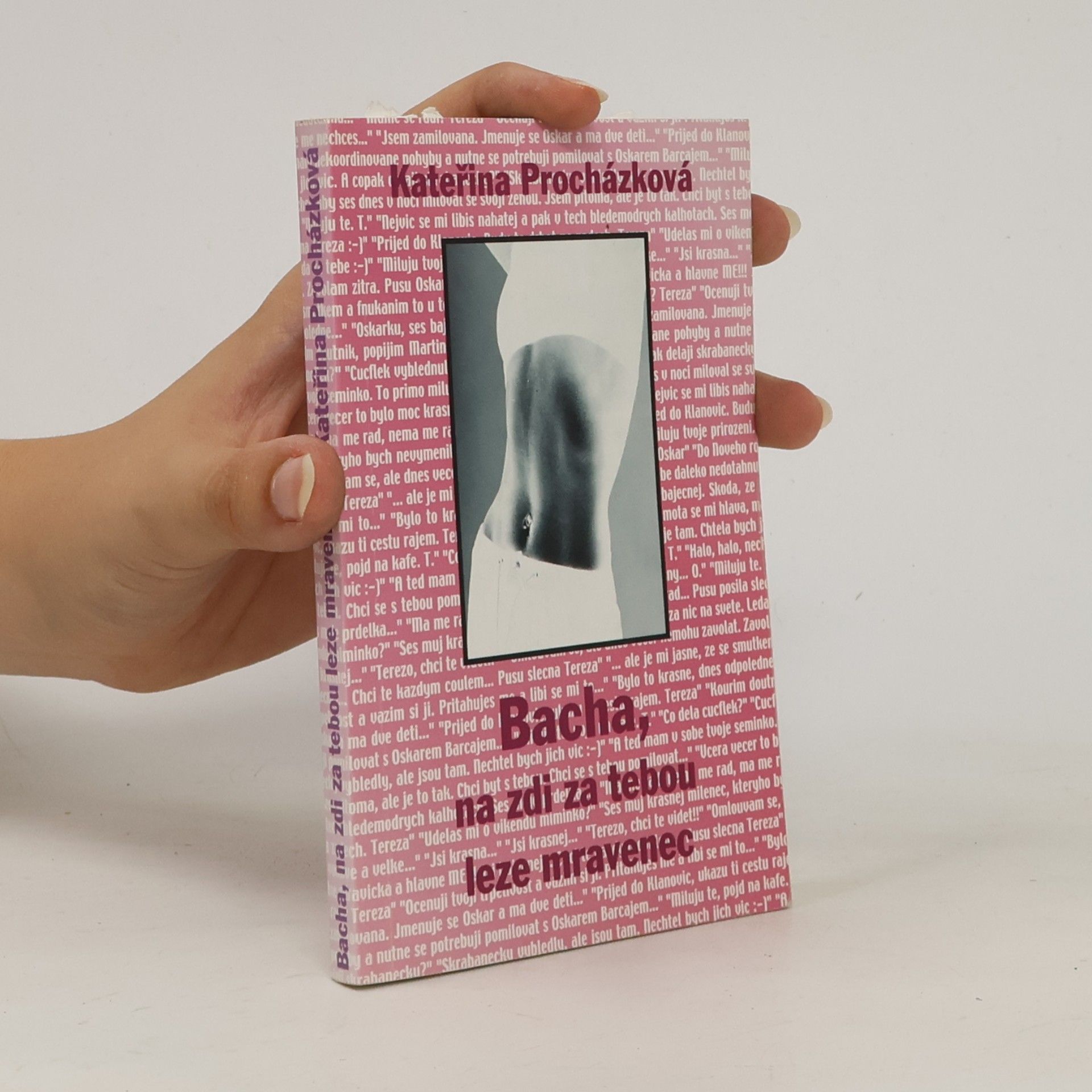 Kateřina Procházková Bacha, na zdi za tebou leze mravenec