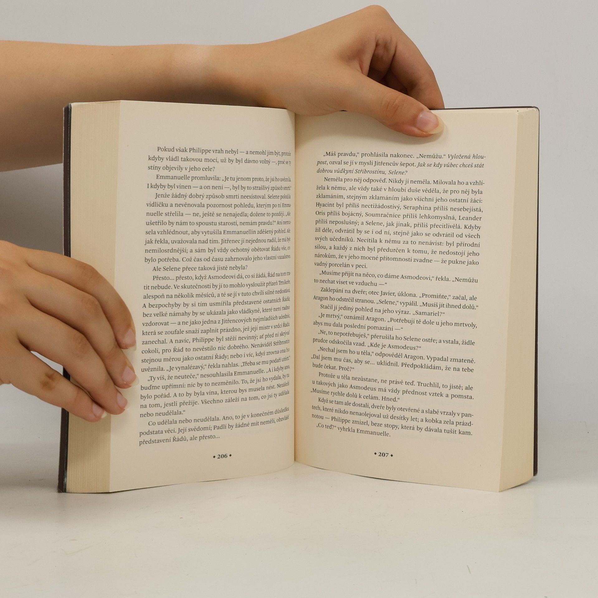 Aliette de Bodard Dominium Padlých andělů. 1. díl. Řád zlomených křídel