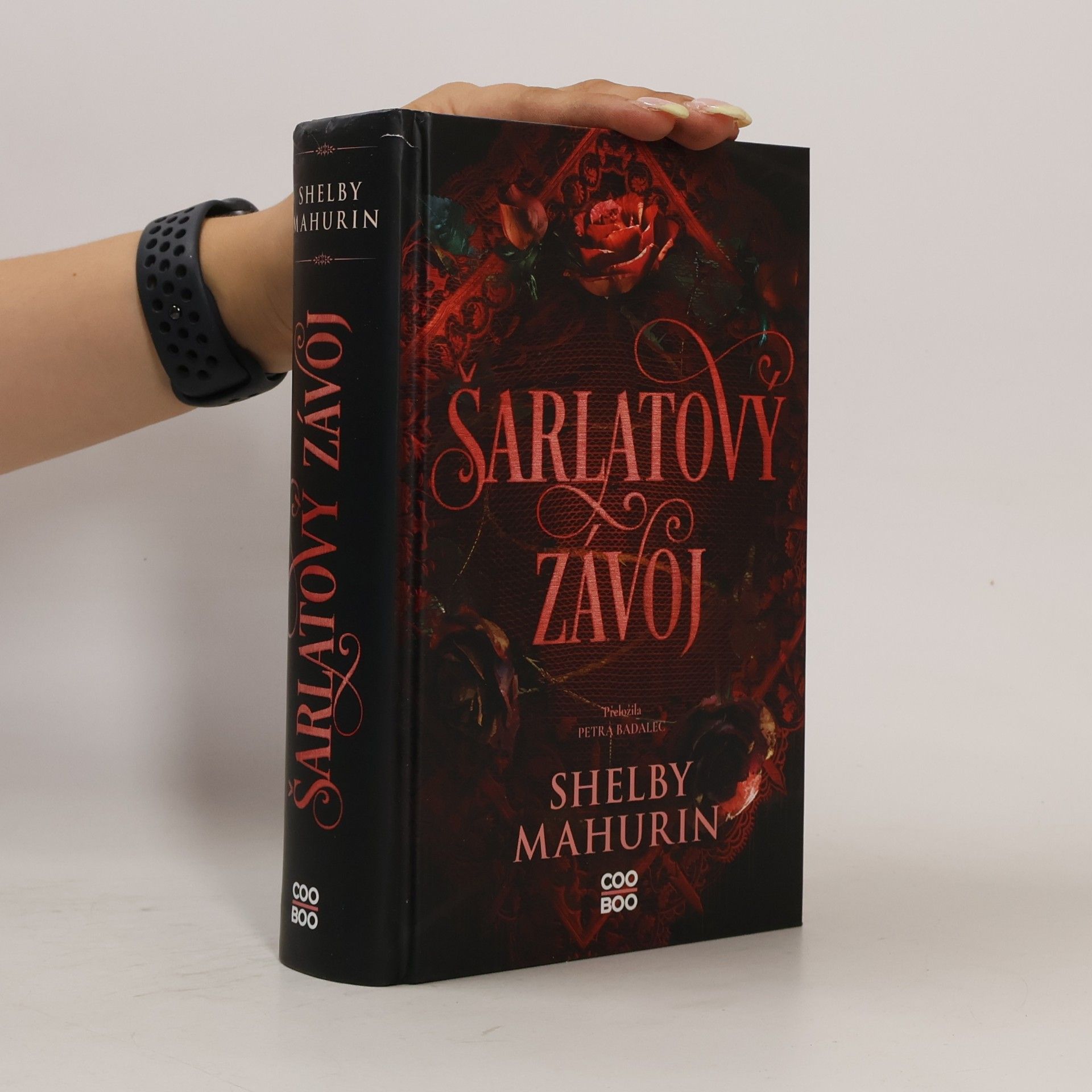 Shelby Mahurin Šarlatový závoj