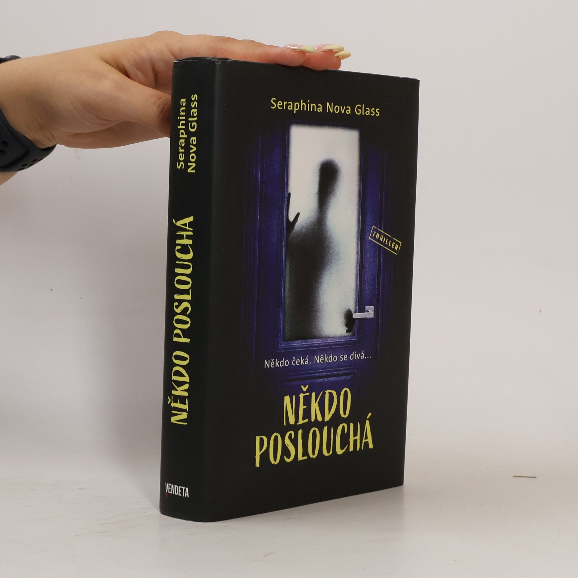 Seraphina Nova Glass Někdo poslouchá