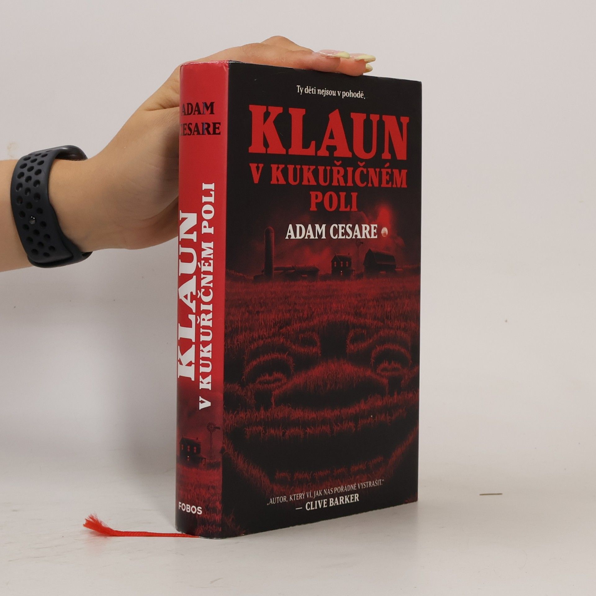 Adam Cesare Klaun v kukuřičném poli