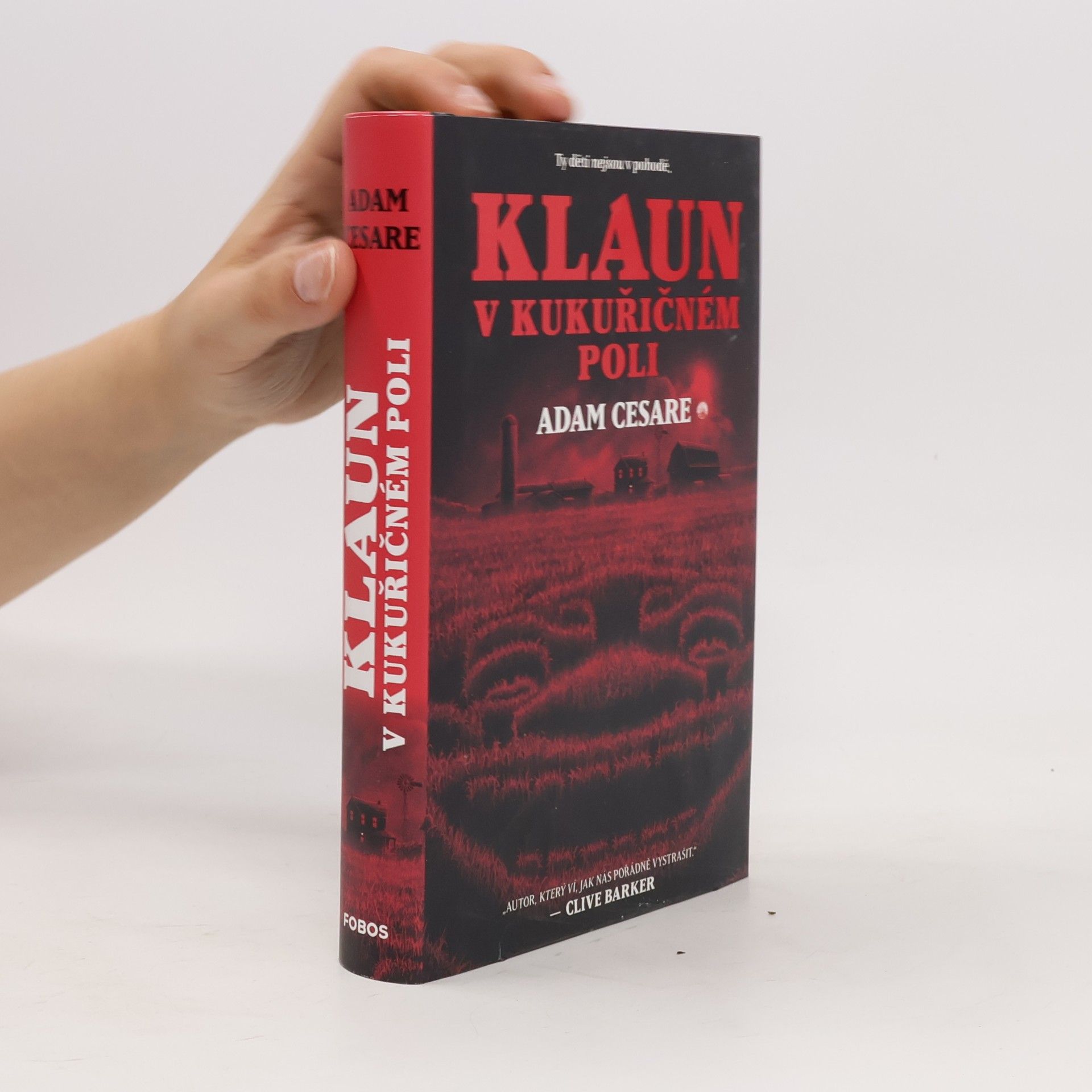 Adam Cesare Klaun v kukuřičném poli