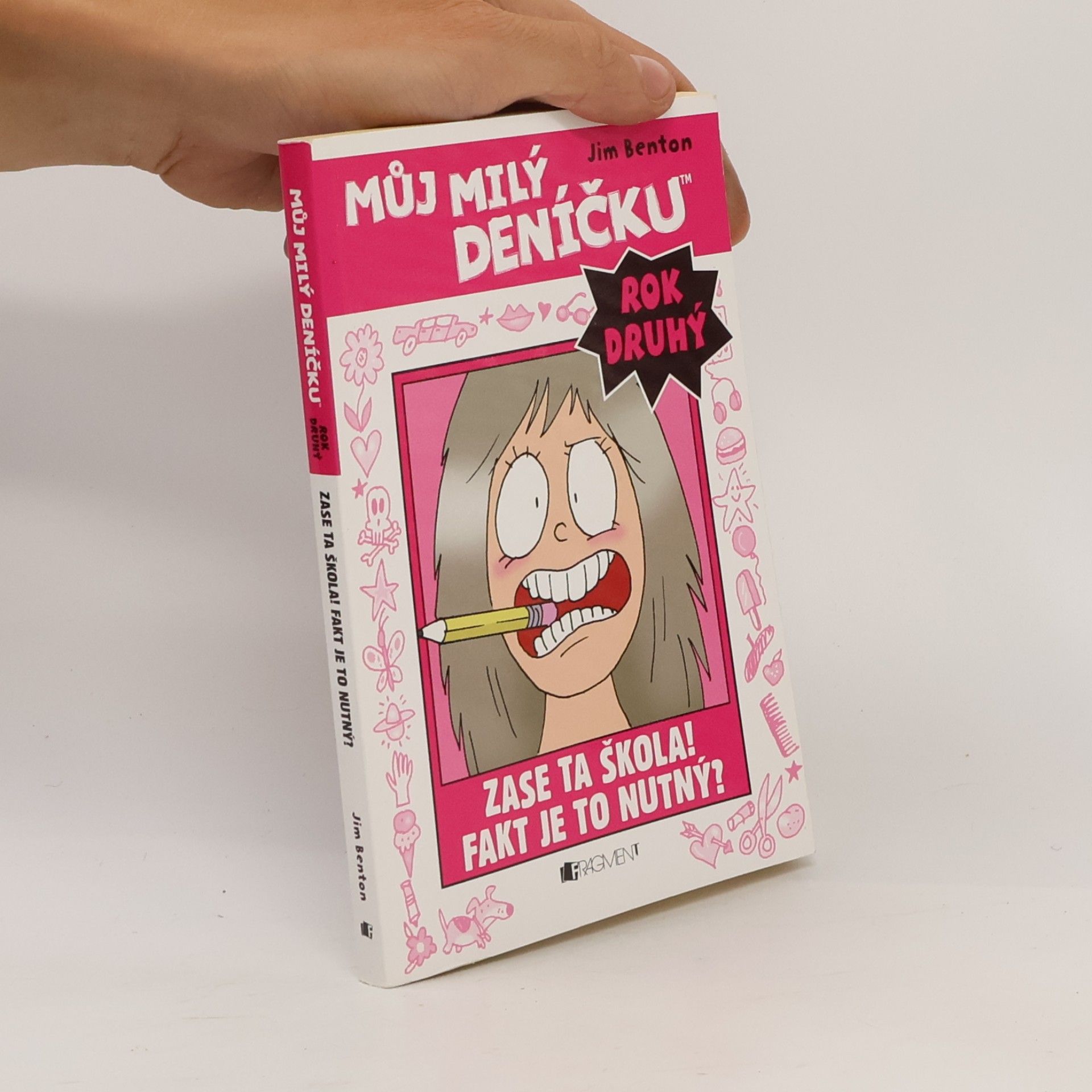 Jim Benton Můj milý deníčku: Příběhy z Mackerelské základní školy: Rok druhý. Zase ta škola! Fakt je to nutný?