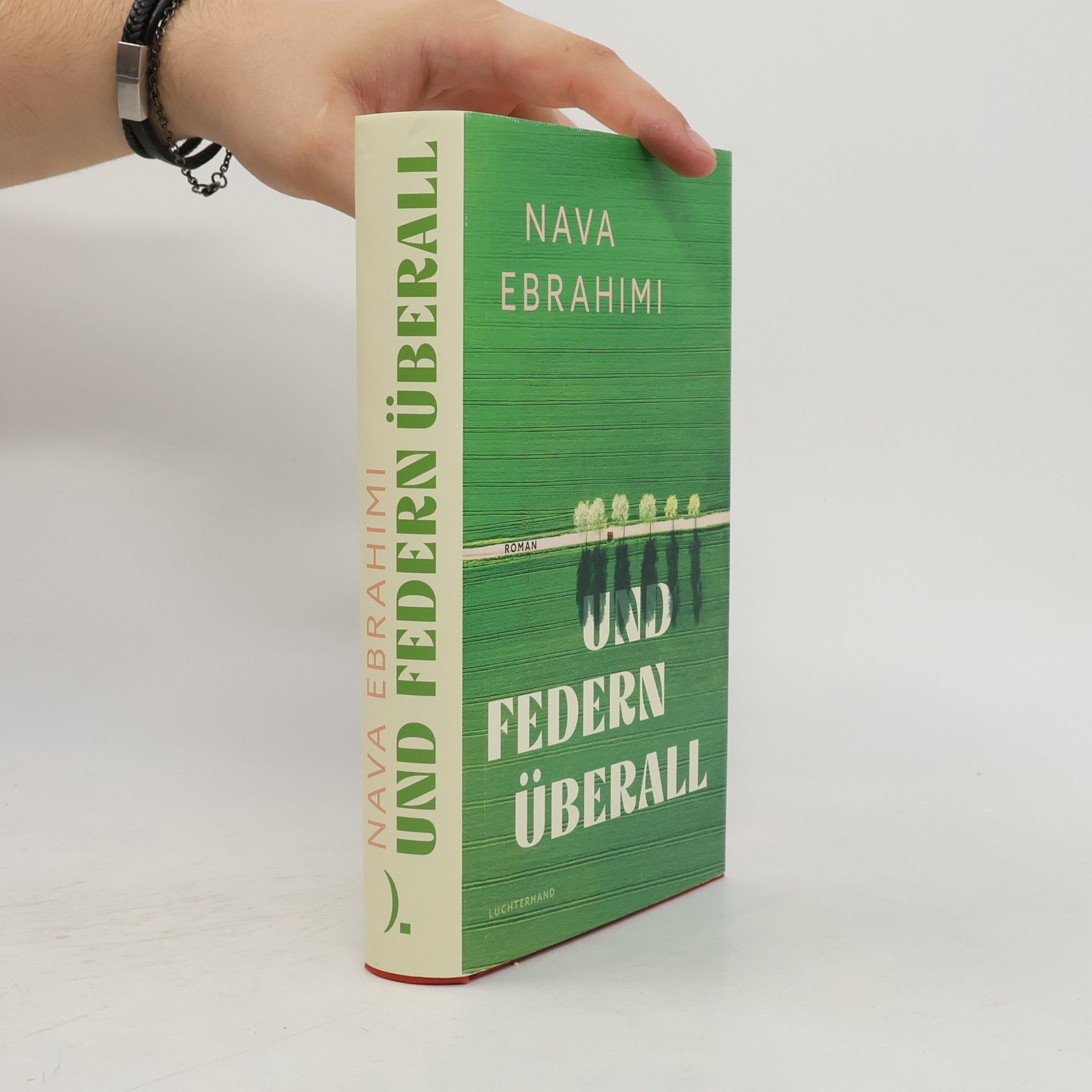 Nava Ebrahimi Und Federn überall