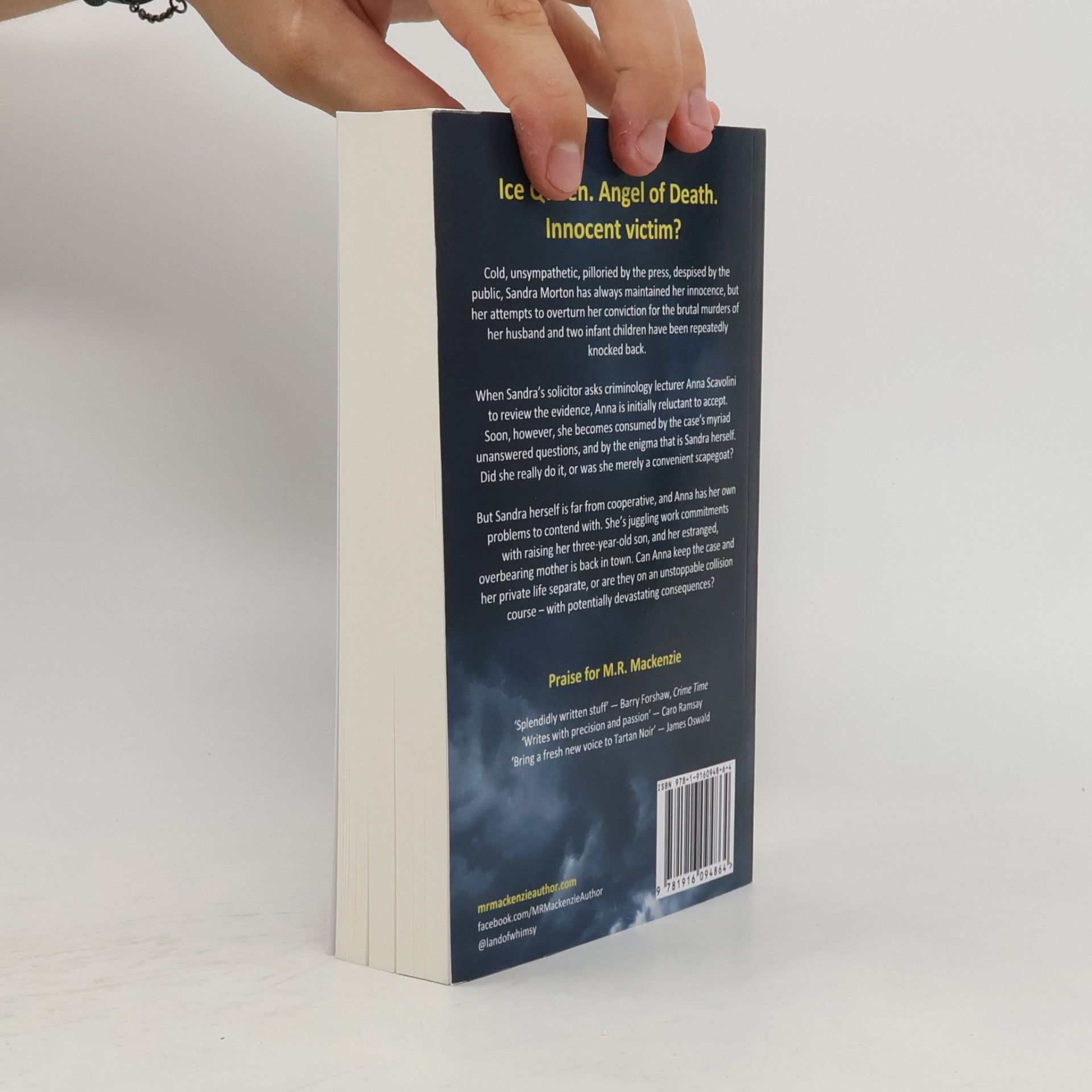 M.R. MacKenzie Anna Scavolini Mysteries - 4: Women Who Kill