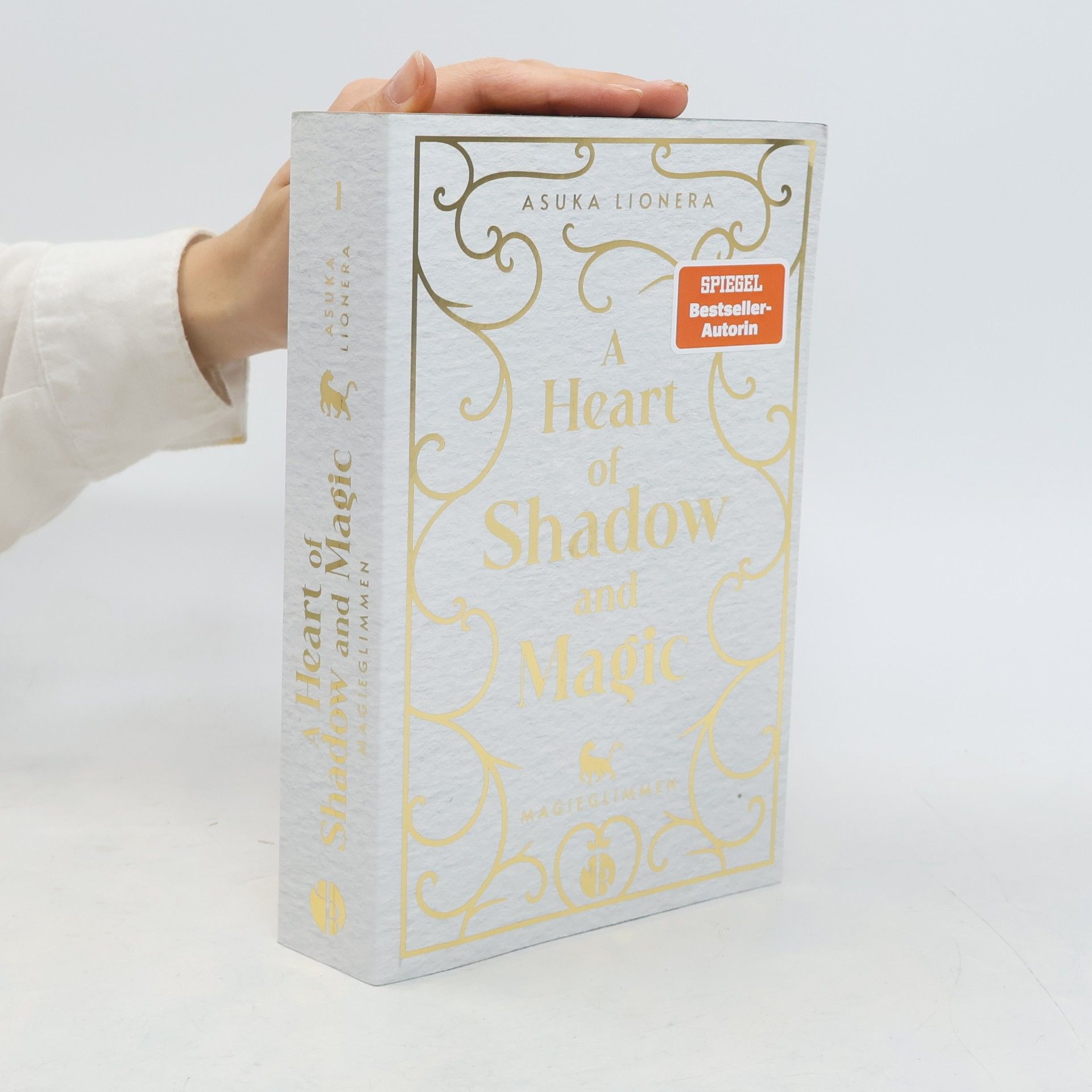 Asuka Lionera A Heart of Shadow and Magic: Magieglimmen | Mit wunderschönem Farbschnitt
