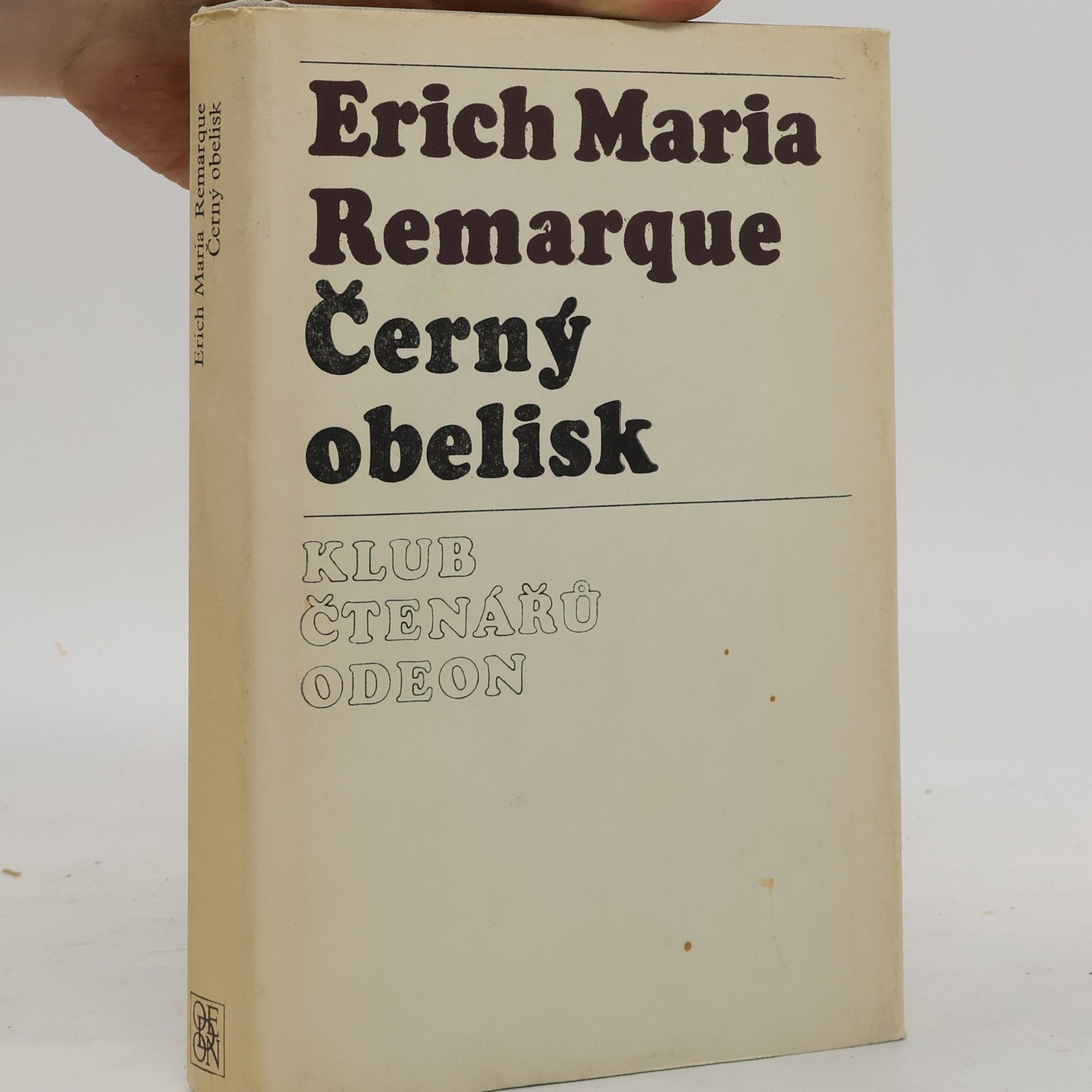 Erich Maria Remarque Černý obelisk