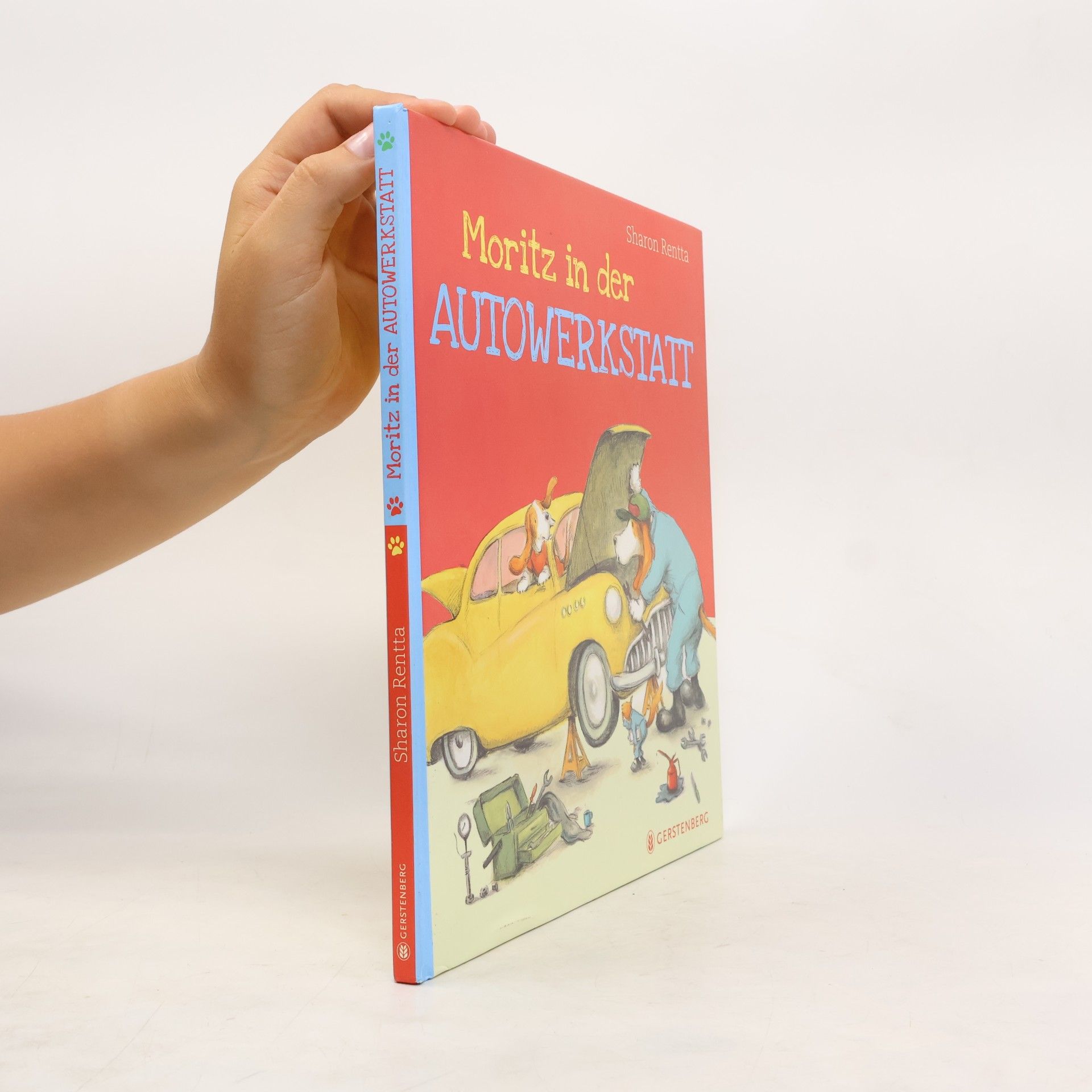 Sharon Rentta Moritz in der Autowerkstatt