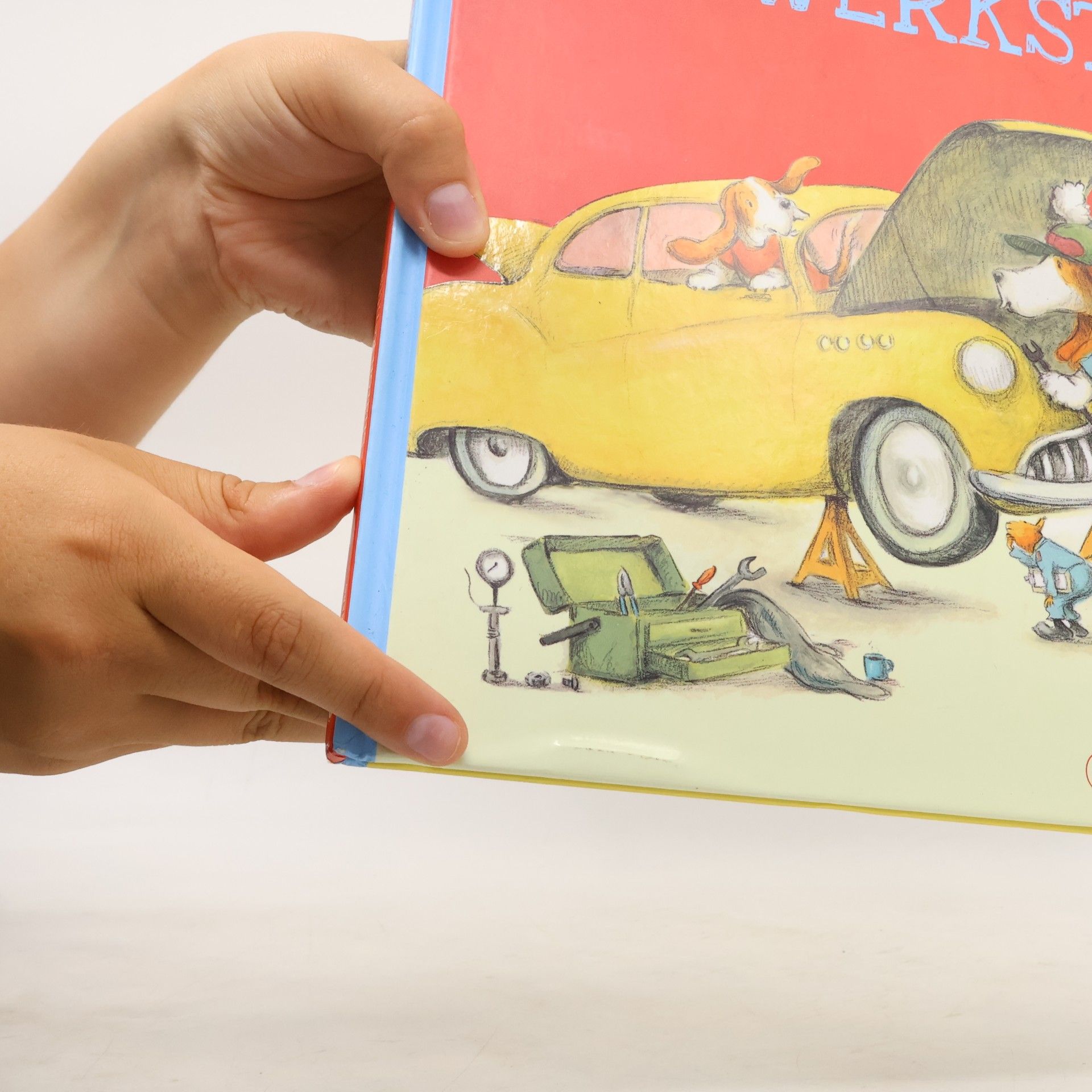 Sharon Rentta Moritz in der Autowerkstatt