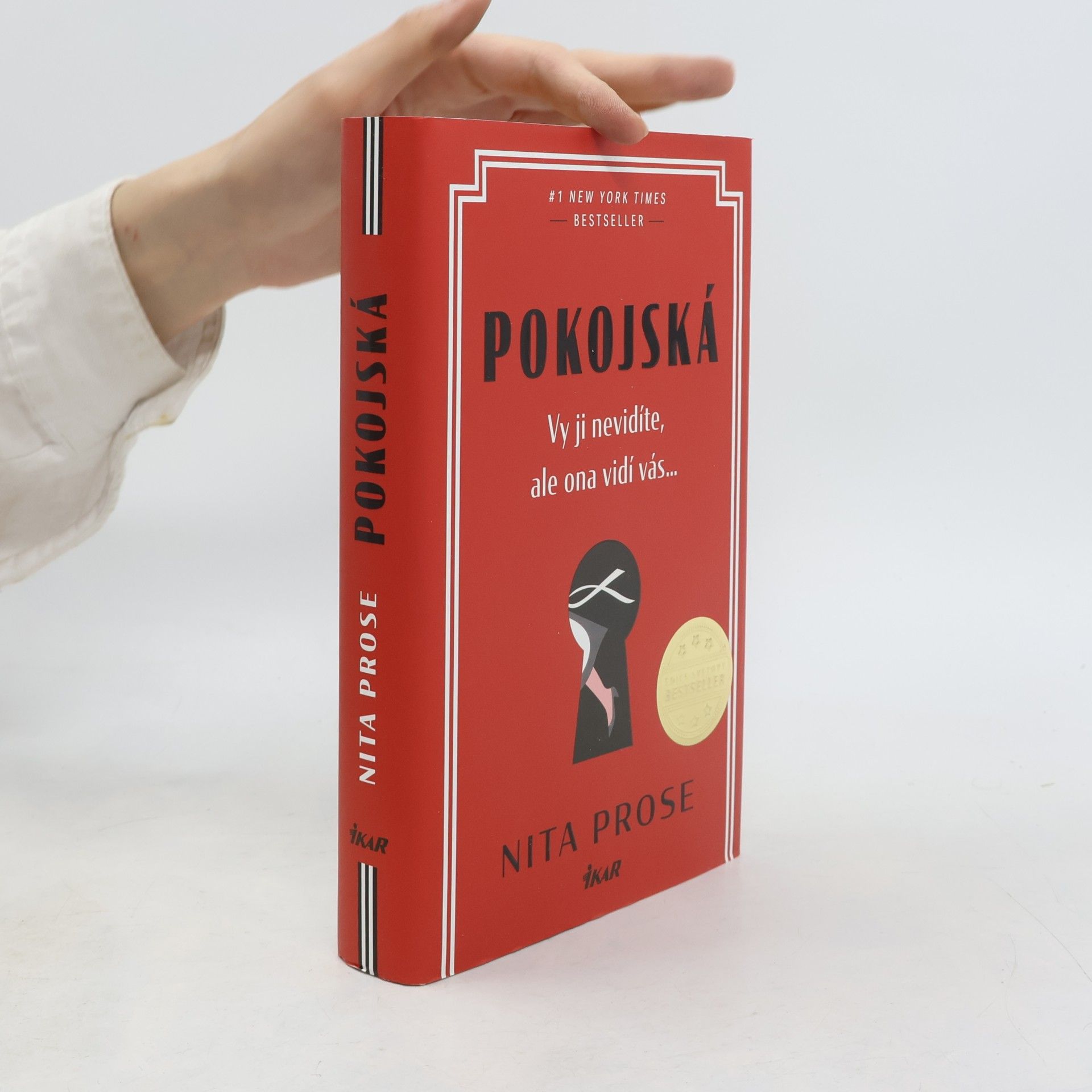 Nita Prose Pokojská: vy ji nevidíte, ale ona vidí vás...