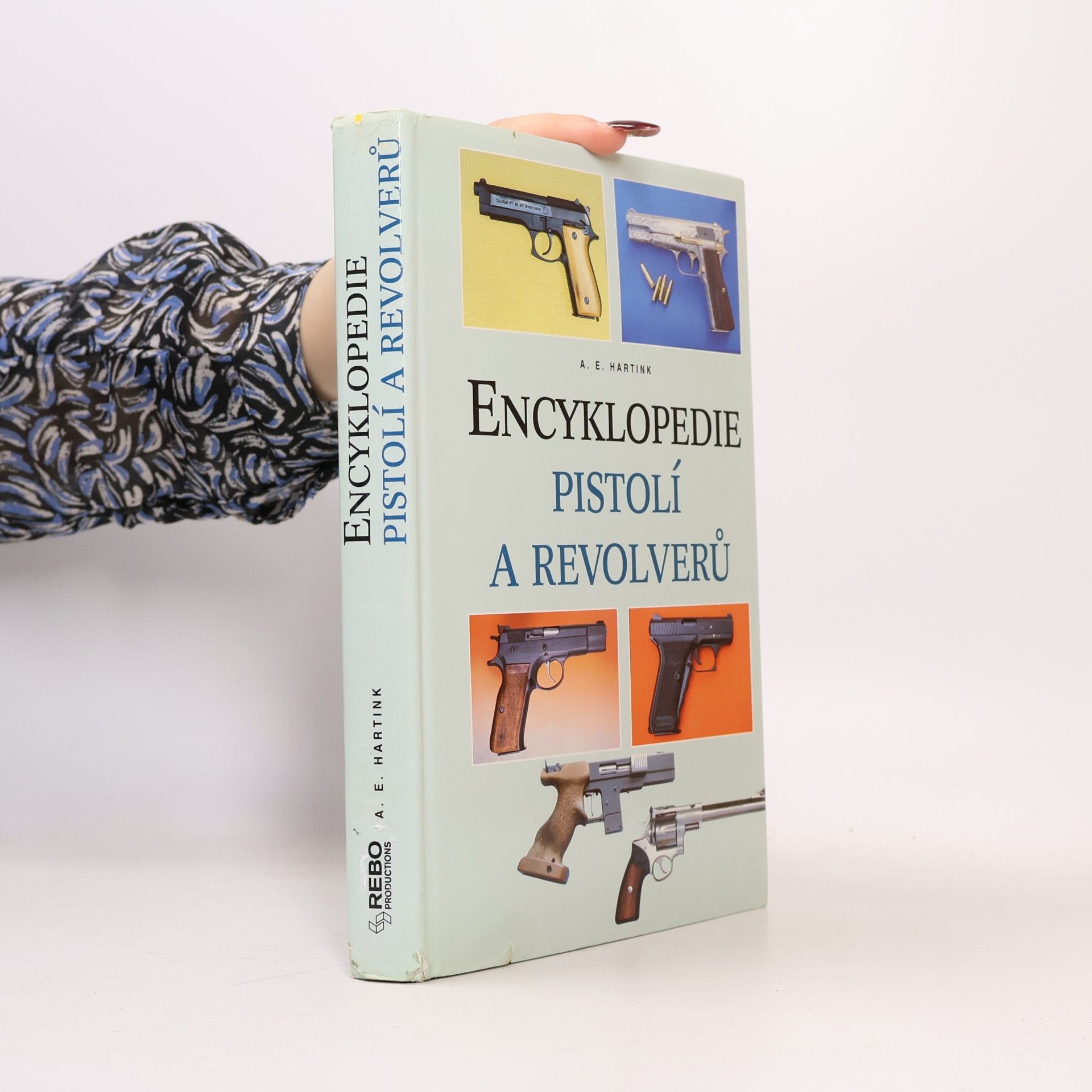 A. E. Hartink Encyklopedie pistolí a revolverů