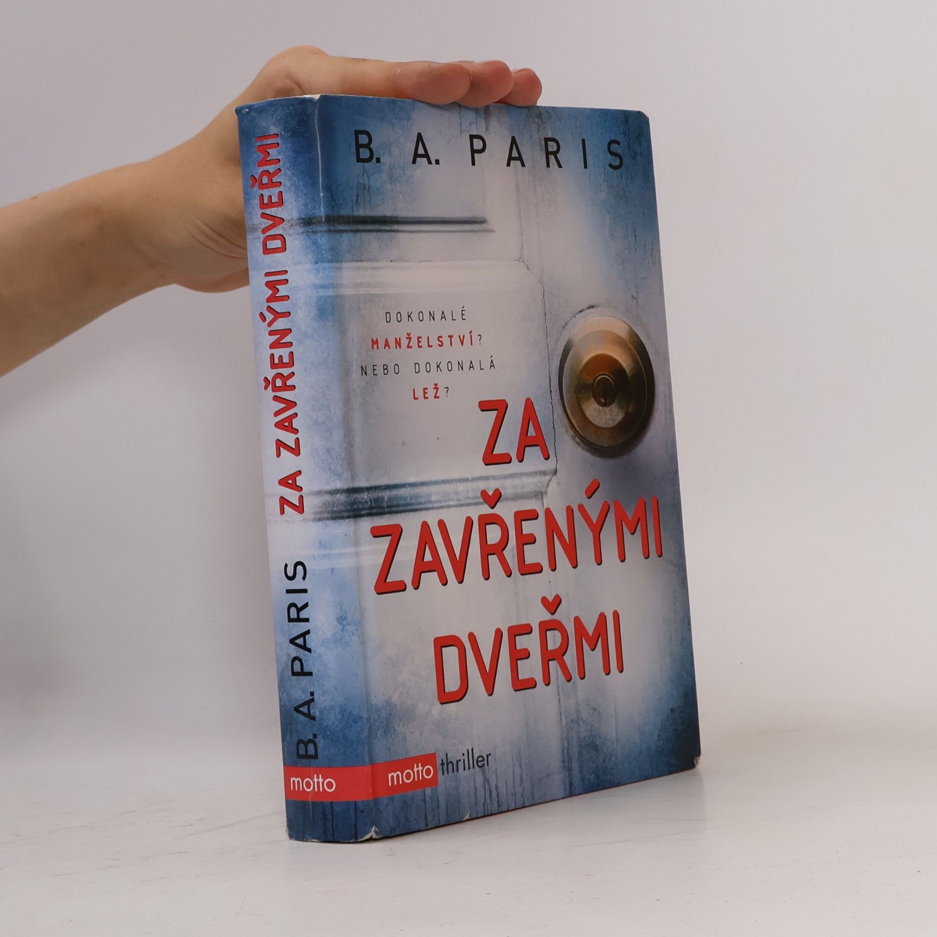 B. A. Paris Za zavřenými dveřmi