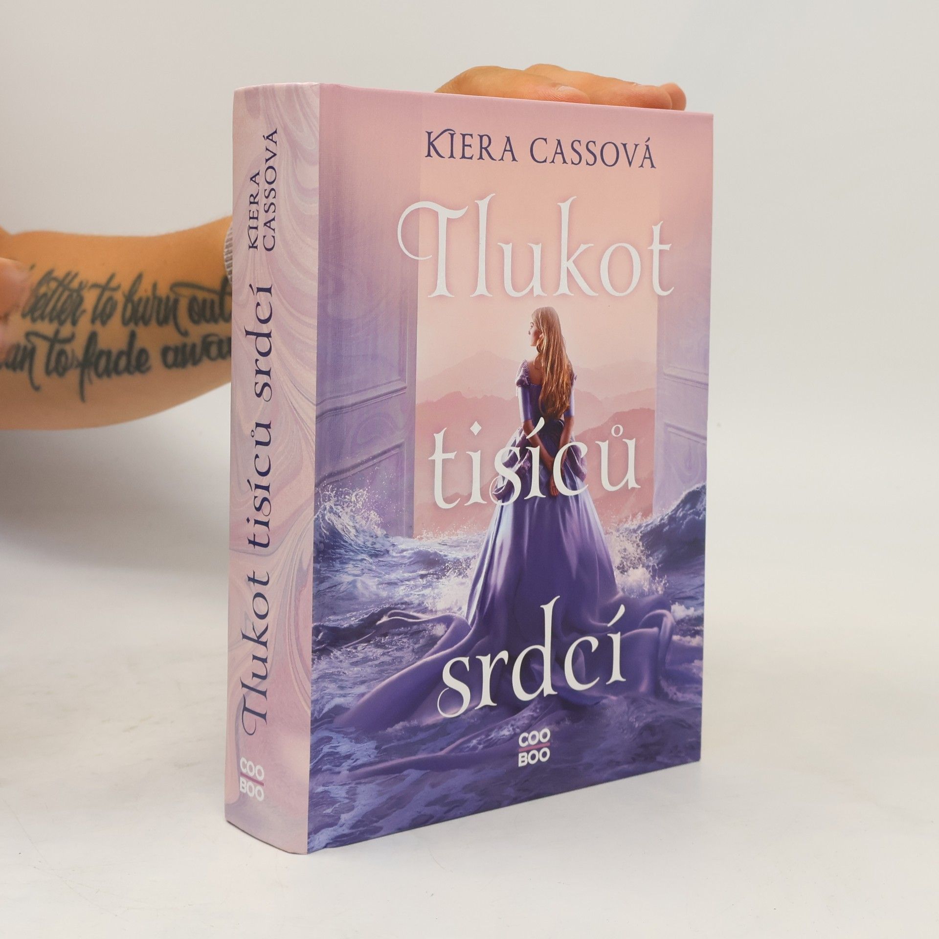 Kiera Cass Tlukot tisíců srdcí