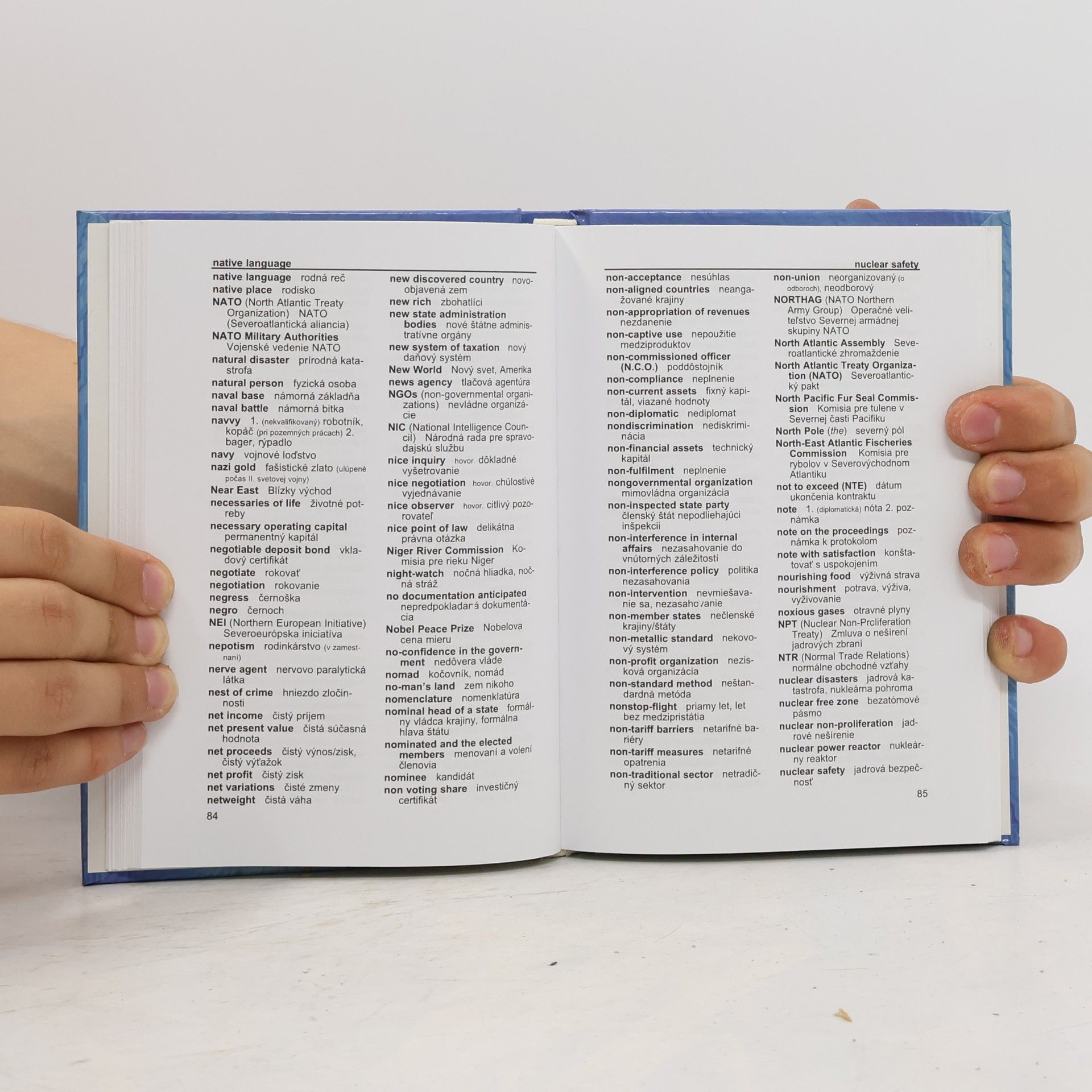 Igor Hajdušek Anglicko-slovenský, slovensko-anglický diplomatický slovník = English-Slovak, Slovak-English diplomatic dictionary