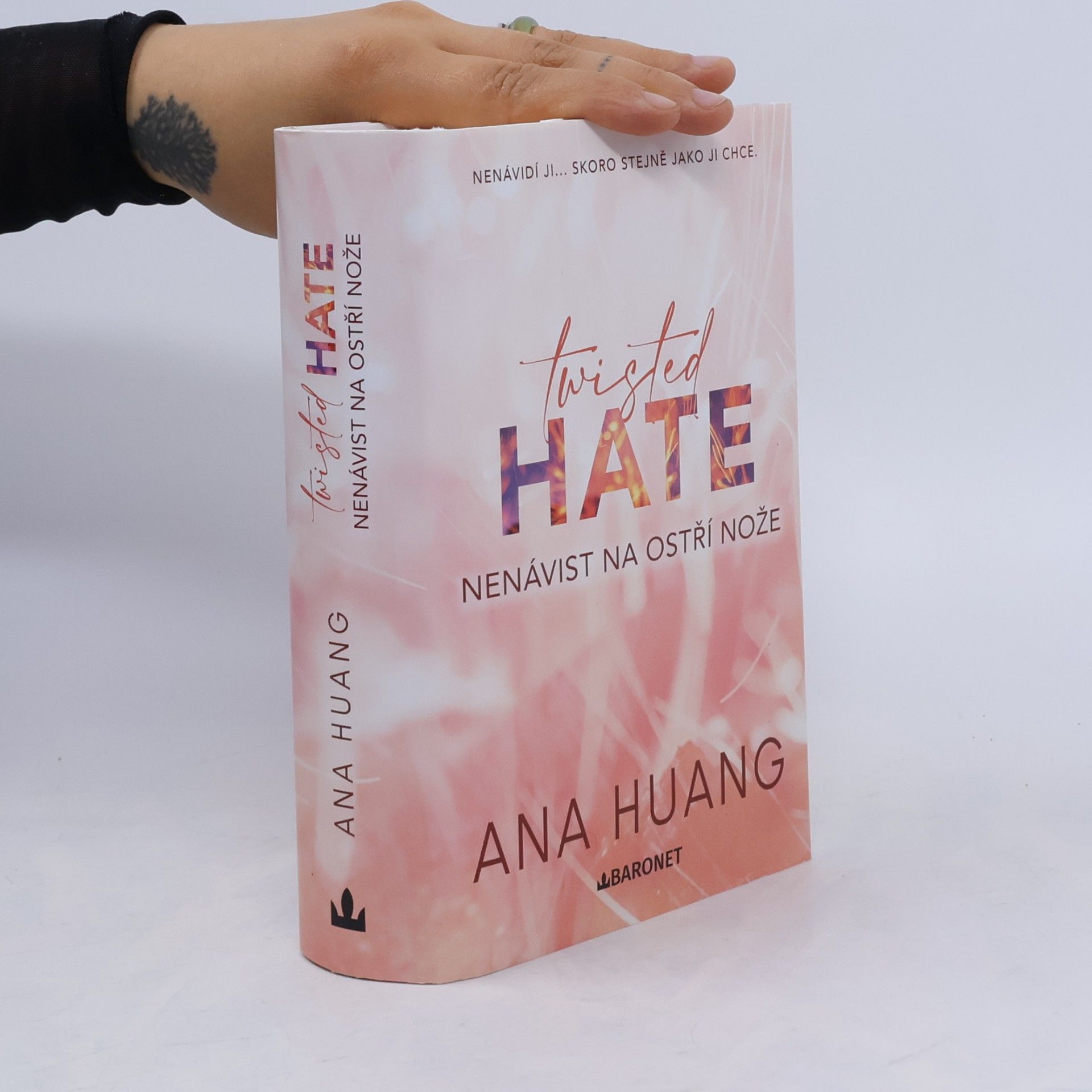 Ana Huang Twisted Hate: Nenávist na ostří nože