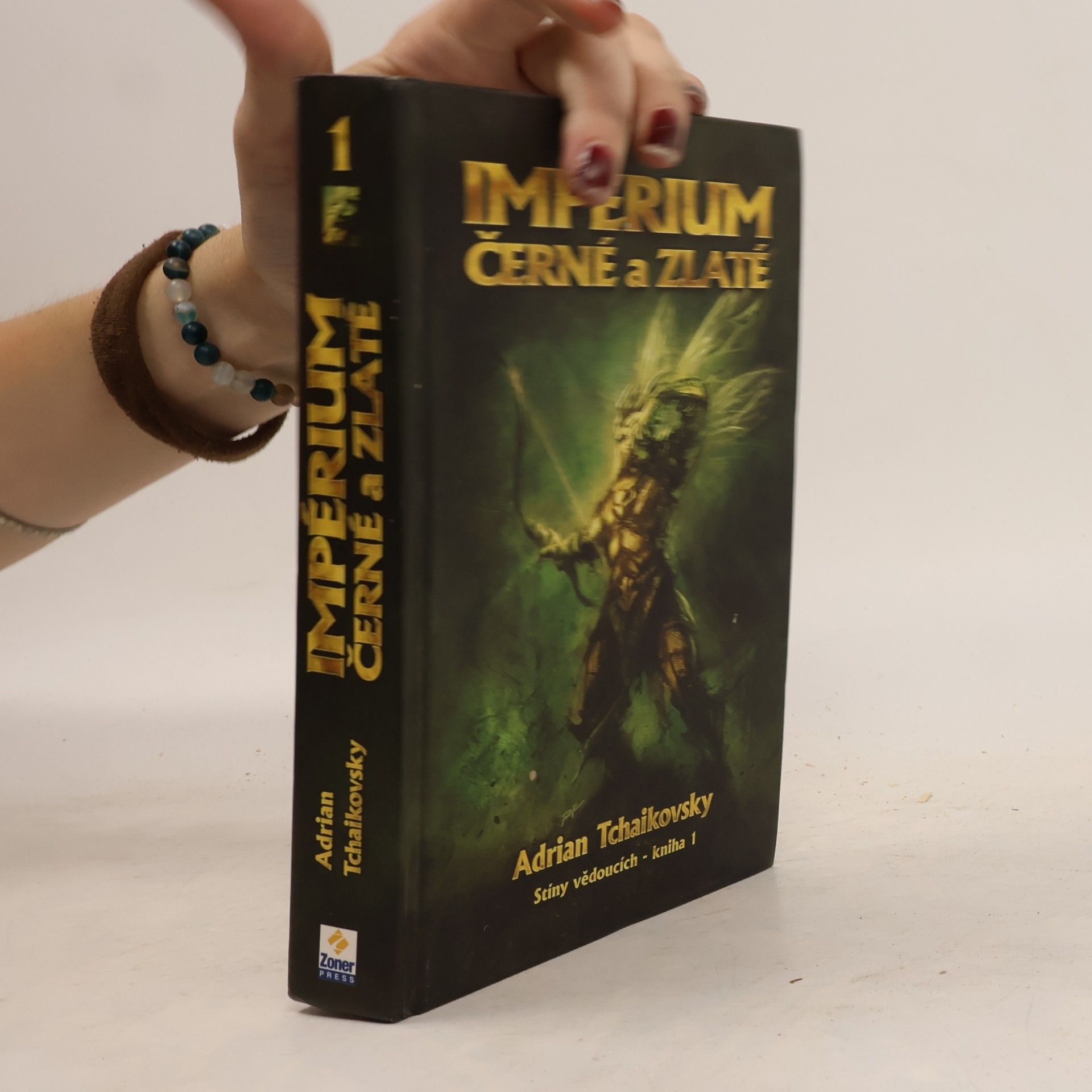 Adrian Tchaikovsky Stíny vědoucích. Kniha první, Impérium černé a zlaté