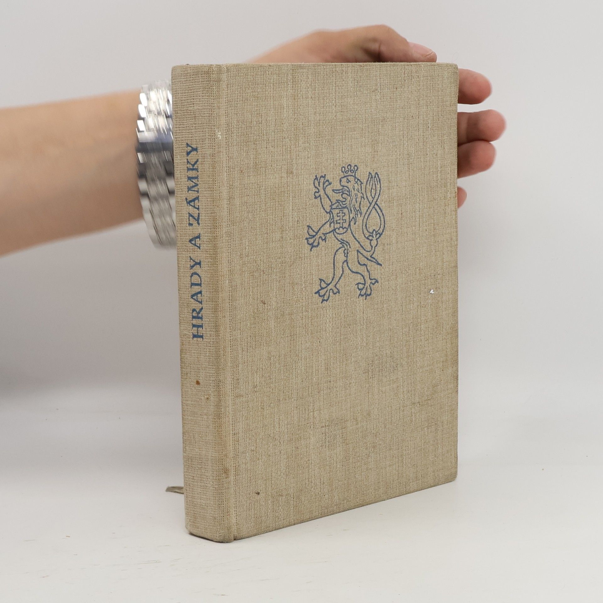 Jiří Hilmera Hrady a zámky. Sborník krátkých monografií o státních hradech a zámcích v Čechách a na Moravě.