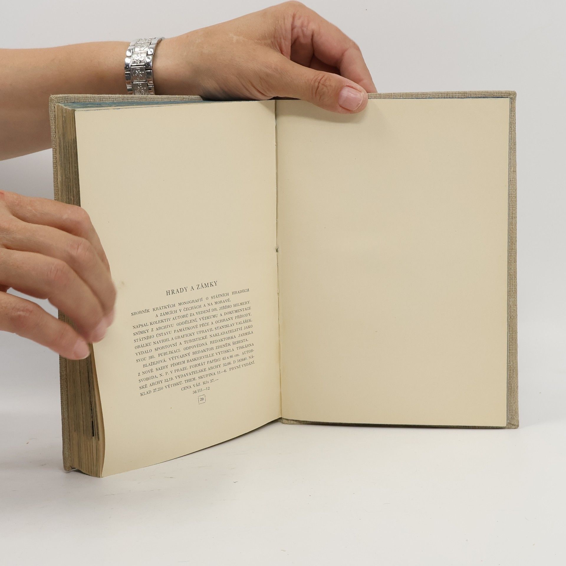 Jiří Hilmera Hrady a zámky. Sborník krátkých monografií o státních hradech a zámcích v Čechách a na Moravě.