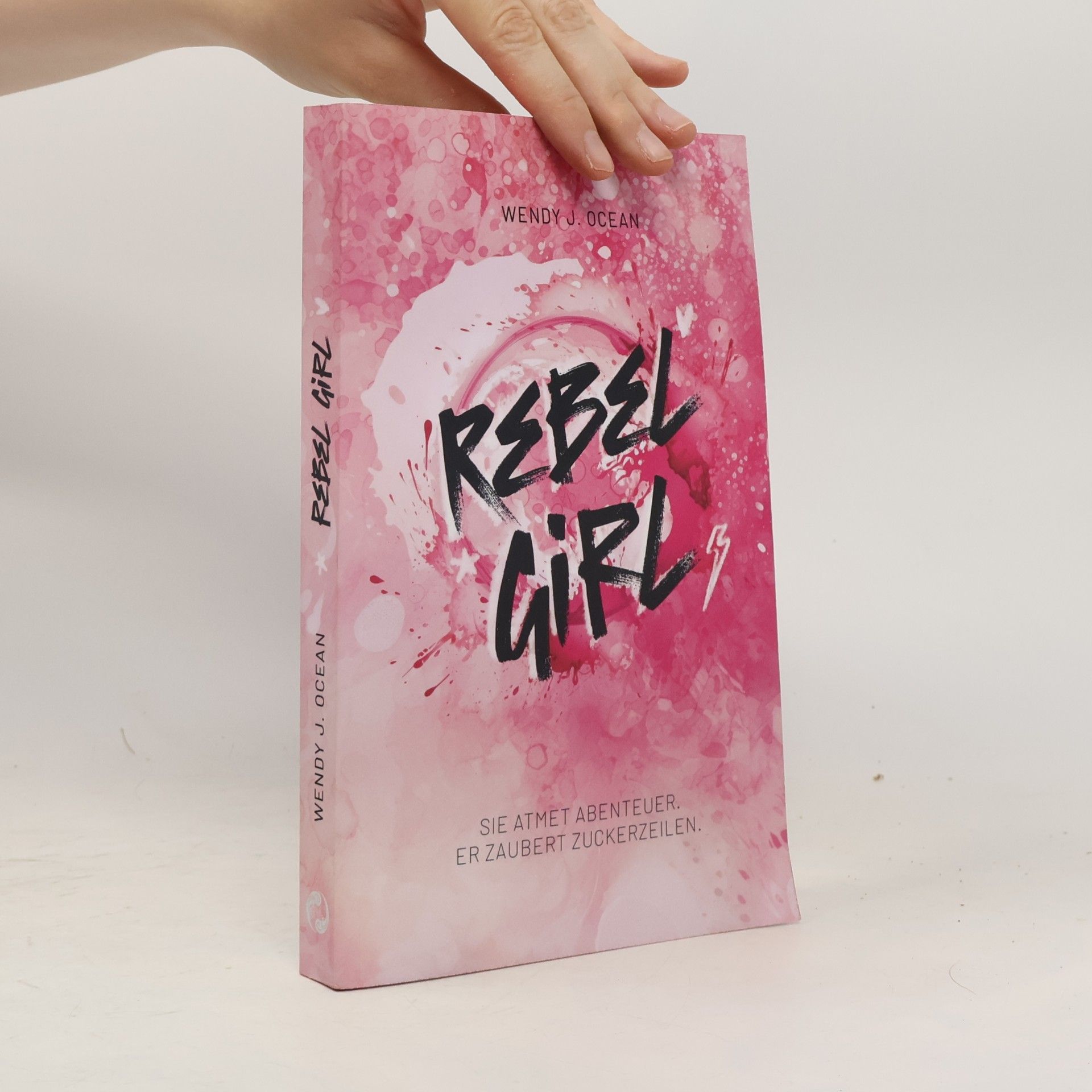 Rebel Girl: Sie atmet Abenteuer. Er zaubert Zuckerzeilen.