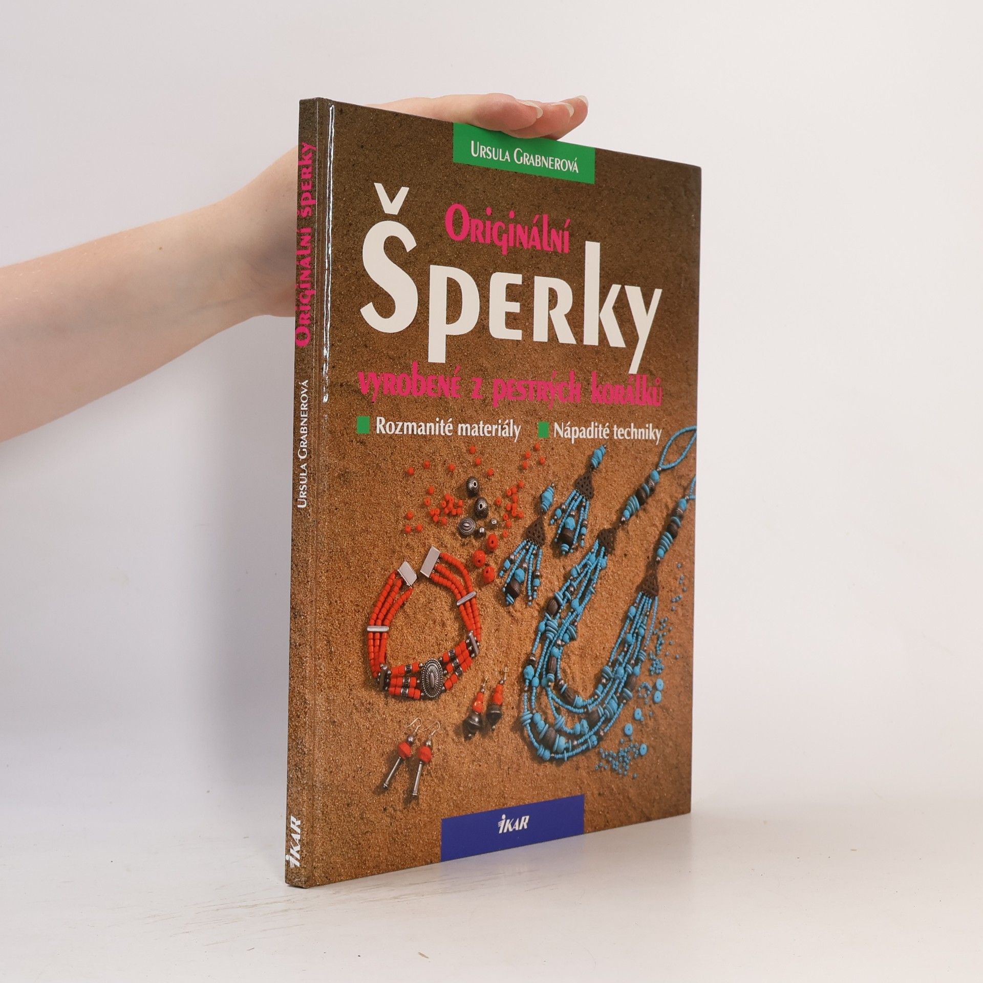 Originální šperky vyrobené z pestrých korálků.