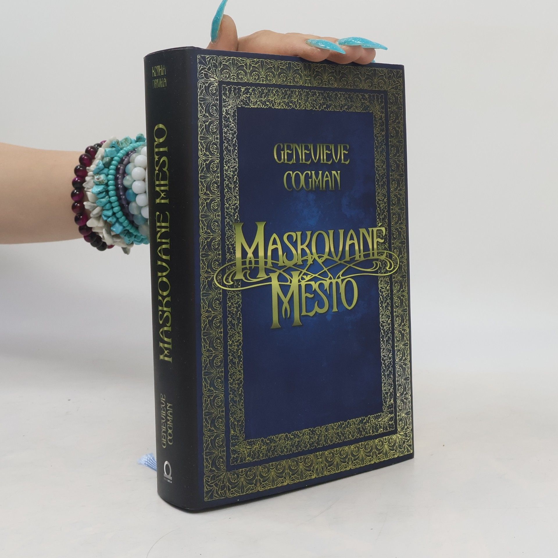 Genevieve Cogman Neviditelná knihovna. Kniha druhá, Maskované město