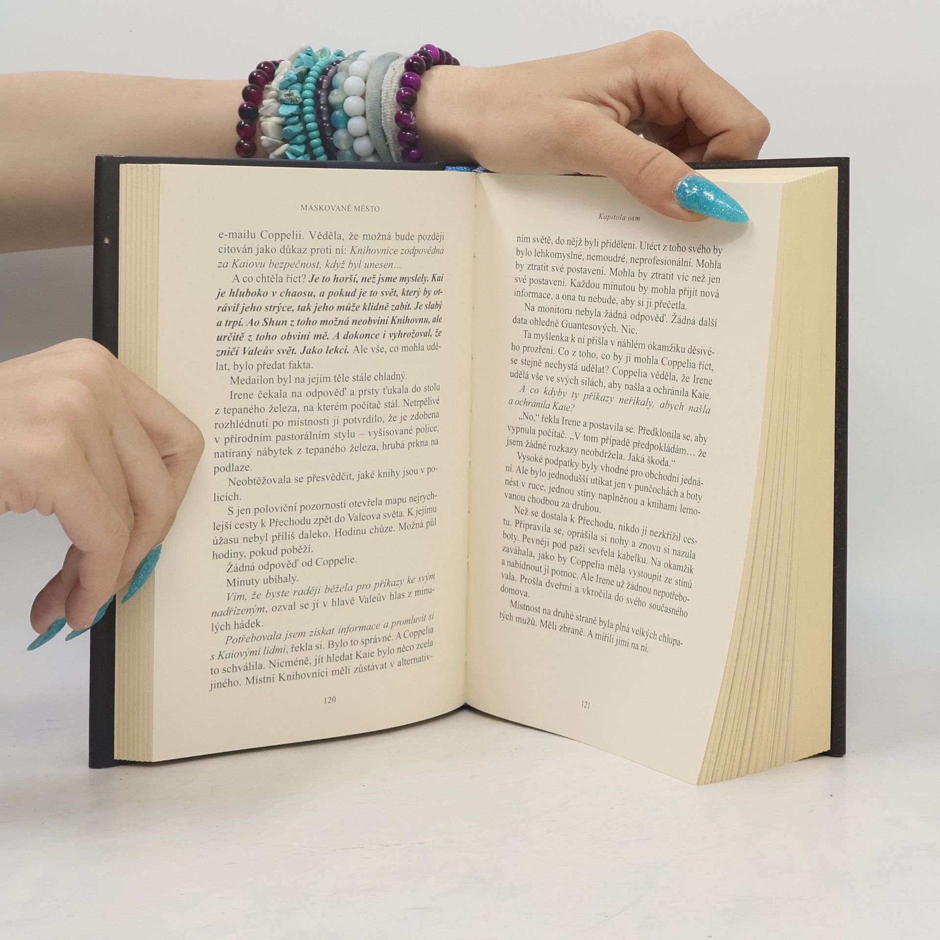 Genevieve Cogman Neviditelná knihovna. Kniha druhá, Maskované město