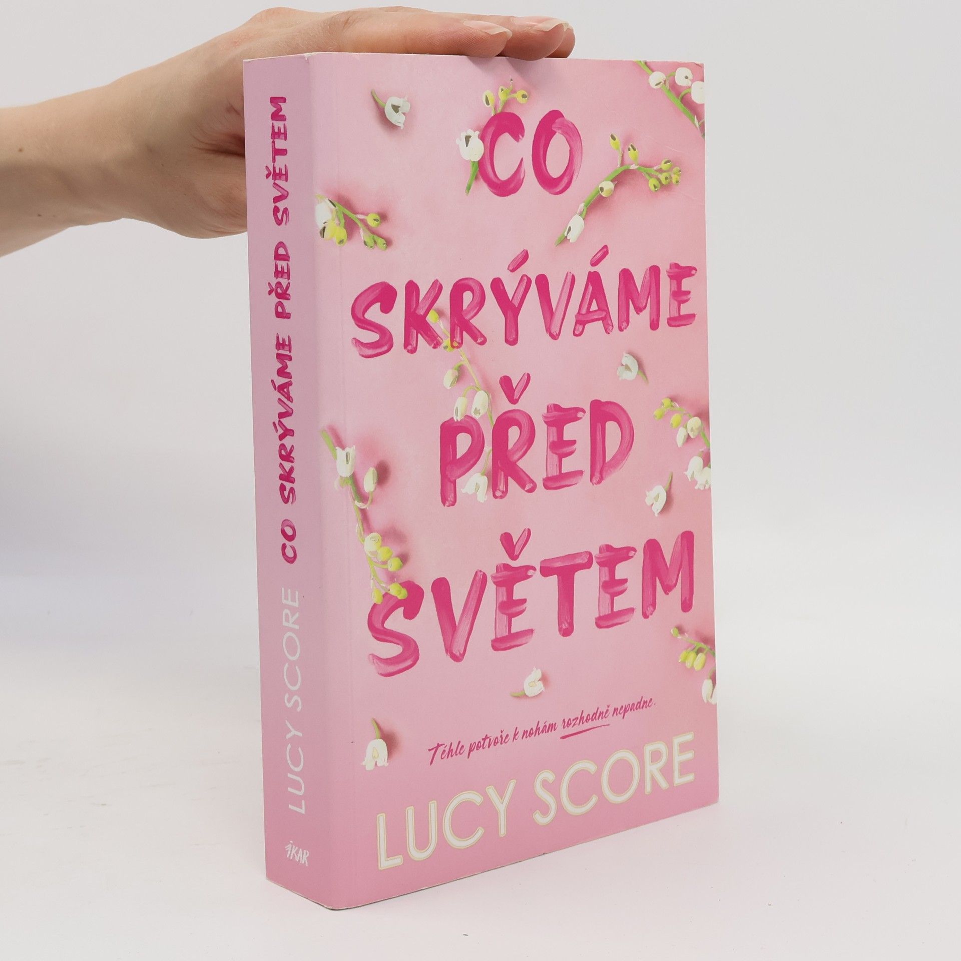 Lucy Score Co skrýváme před světem