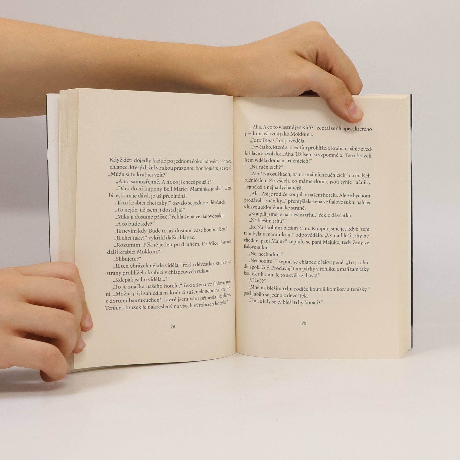 Natsuko Imamura Žena ve fialové sukni