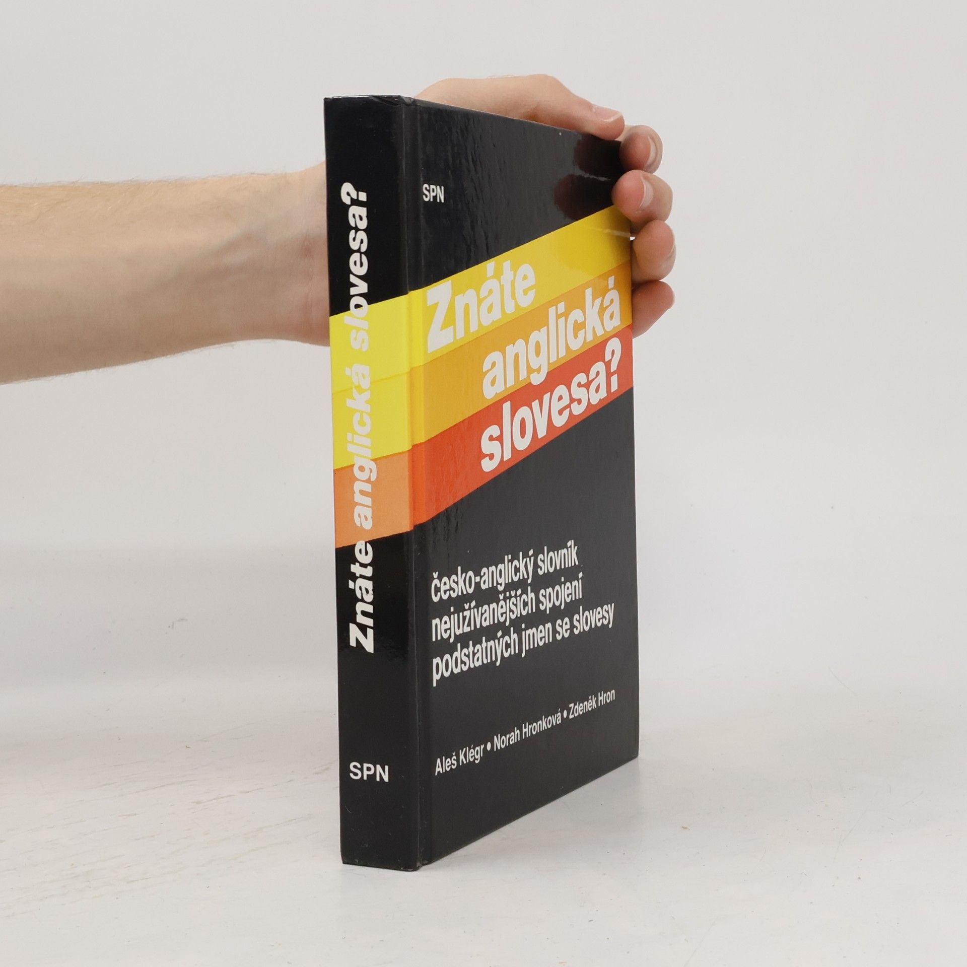 Znáte anglická slovesa? Česko-anglický slovník nejužívanějších spojení podstatných jmen se slovesy.