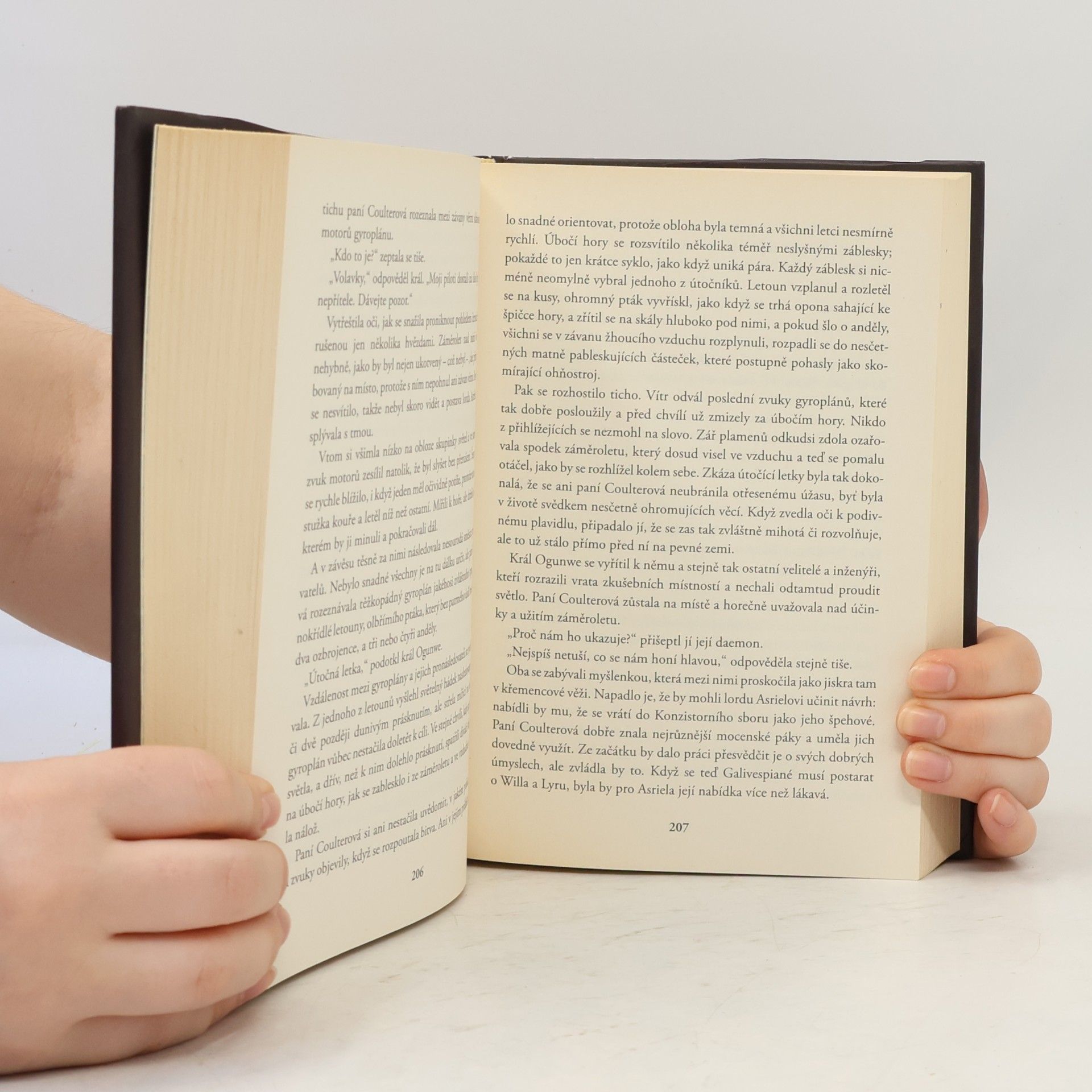 Philip Pullman Jeho temné esence. Jantarové kukátko