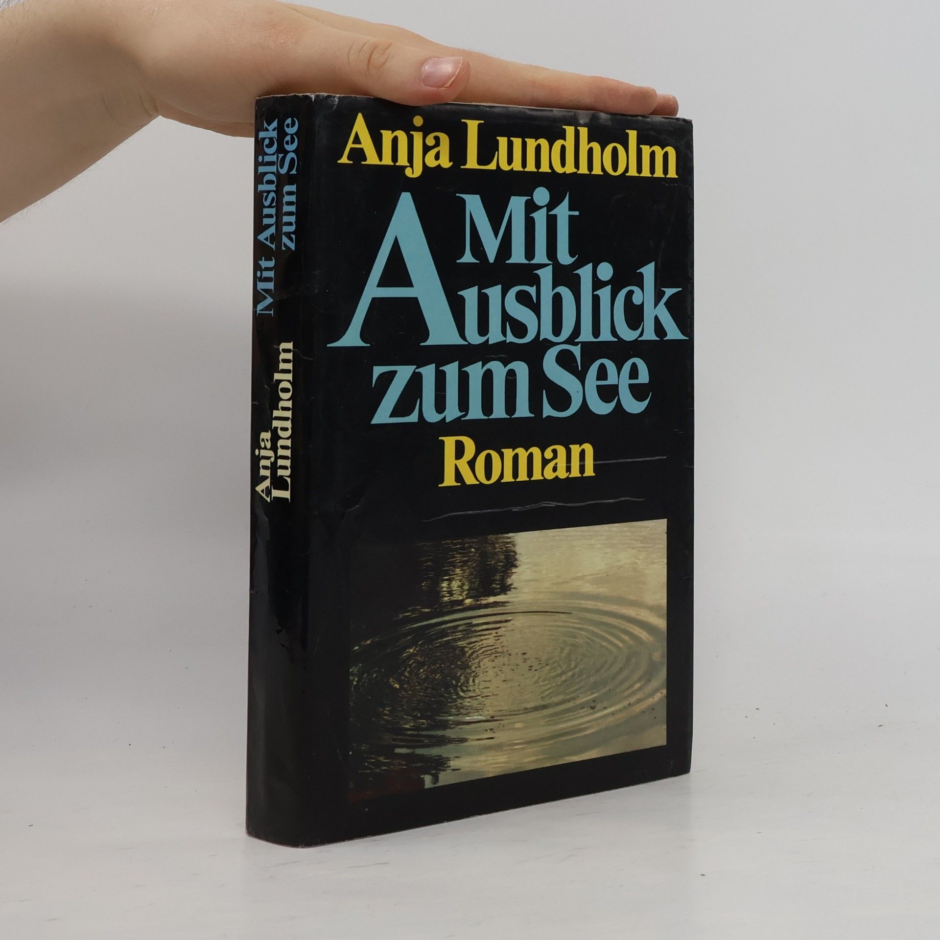 Anja Lundholm Mit Ausblick zum See