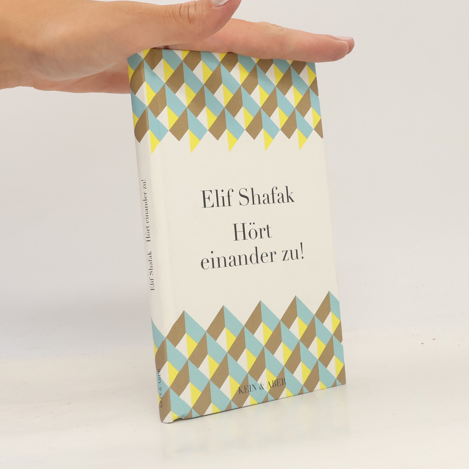 Elif Şafak Hört einander zu!