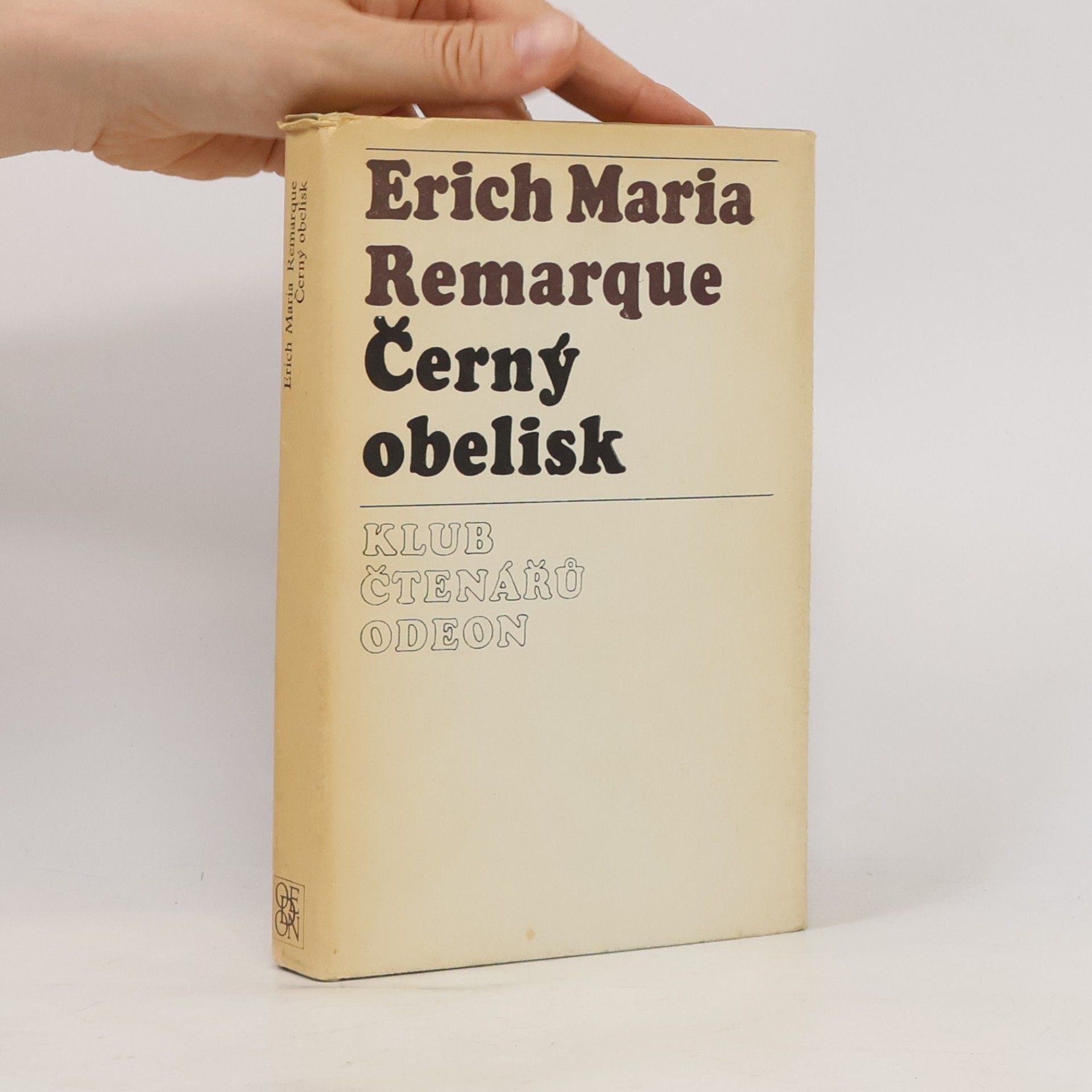 Erich Maria Remarque Černý obelisk