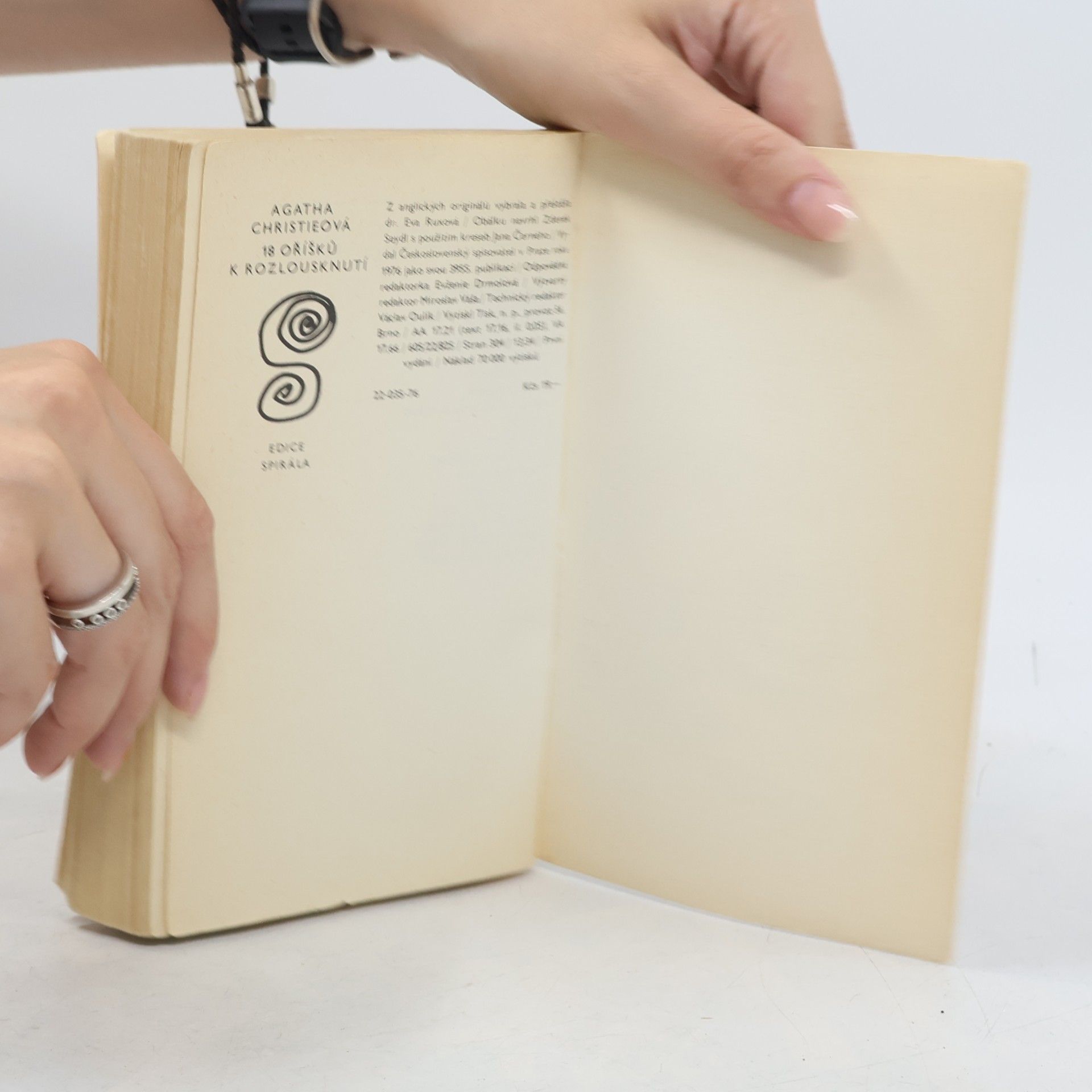 Agatha Christie 18 oříšků k rozlousknutí