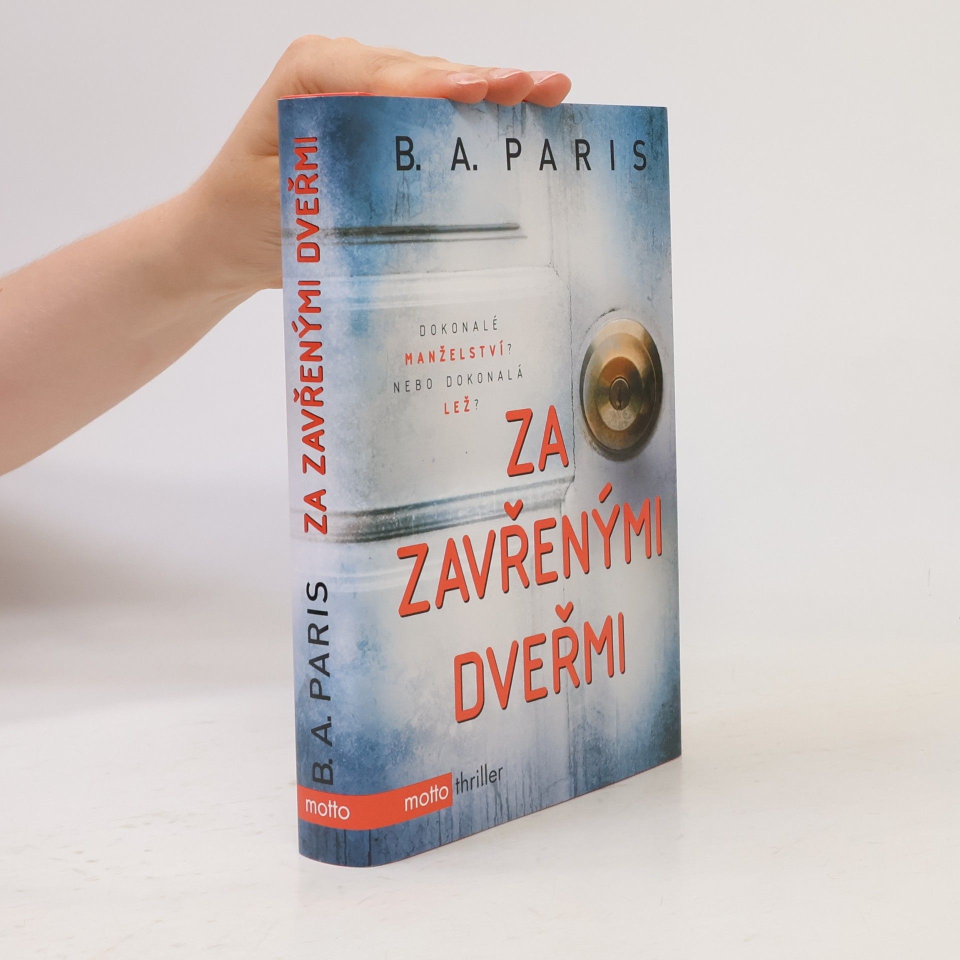 B. A. Paris Za zavřenými dveřmi