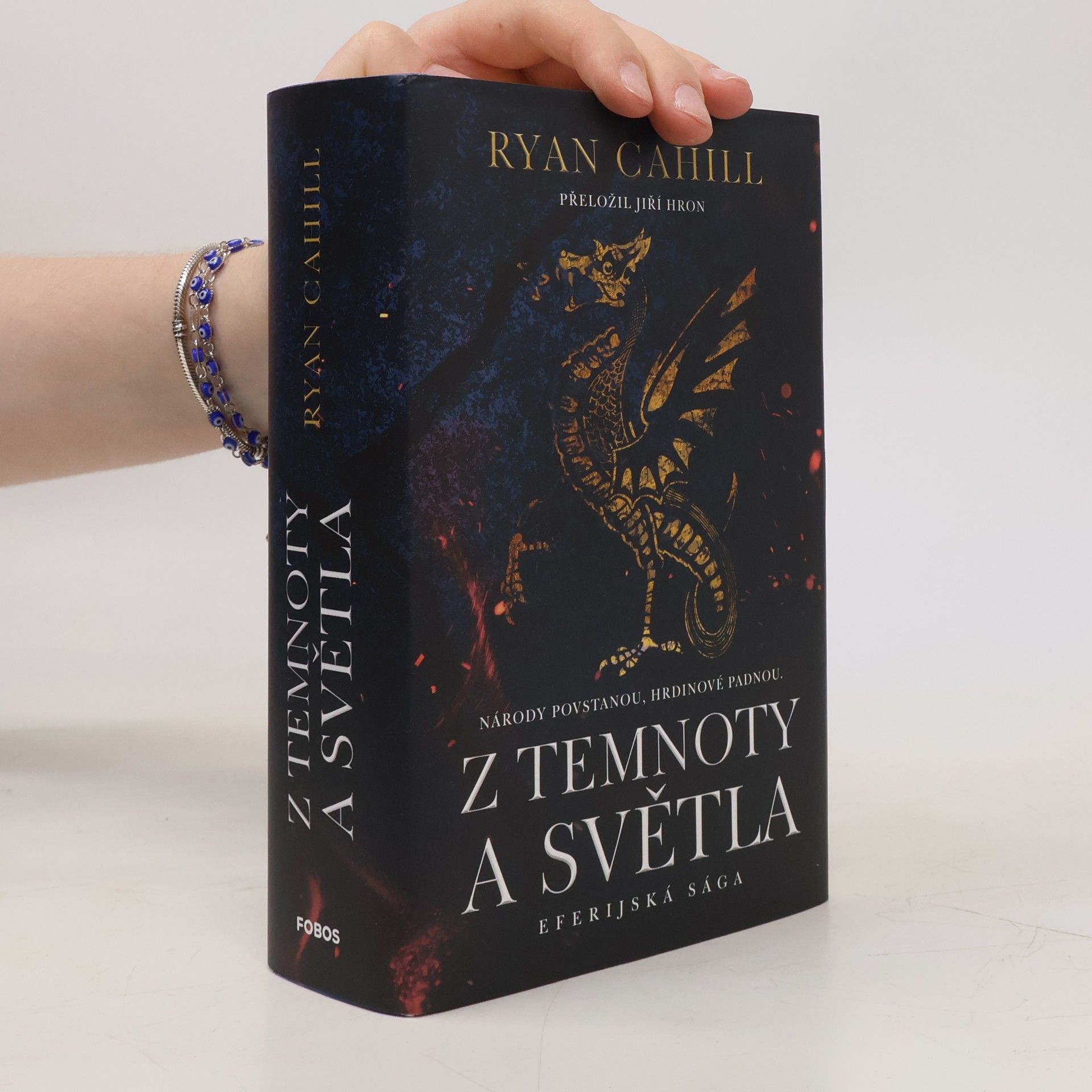 Eferijská sága. Svazek druhý, Z temnoty a světla