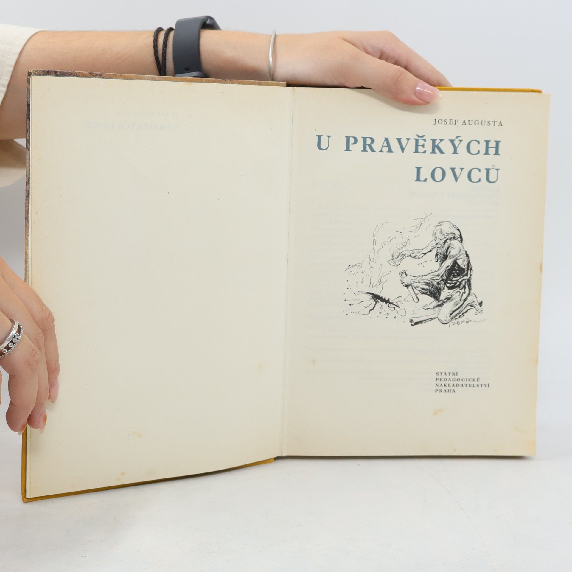 Josef Augusta U pravěkých lovců