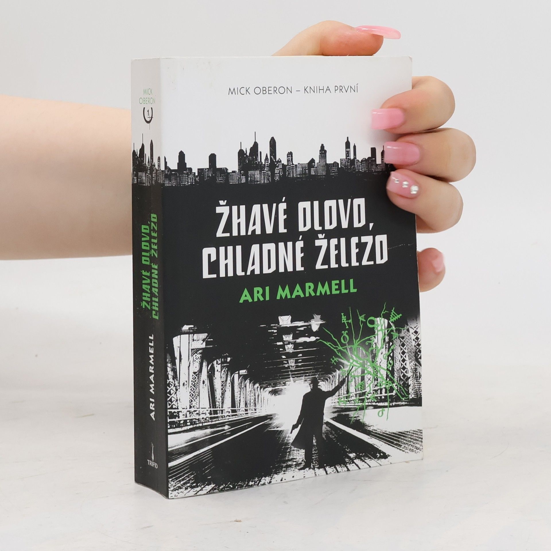 Ari Marmell Žhavé olovo, chladné železo: Mick Oberon. Kniha první