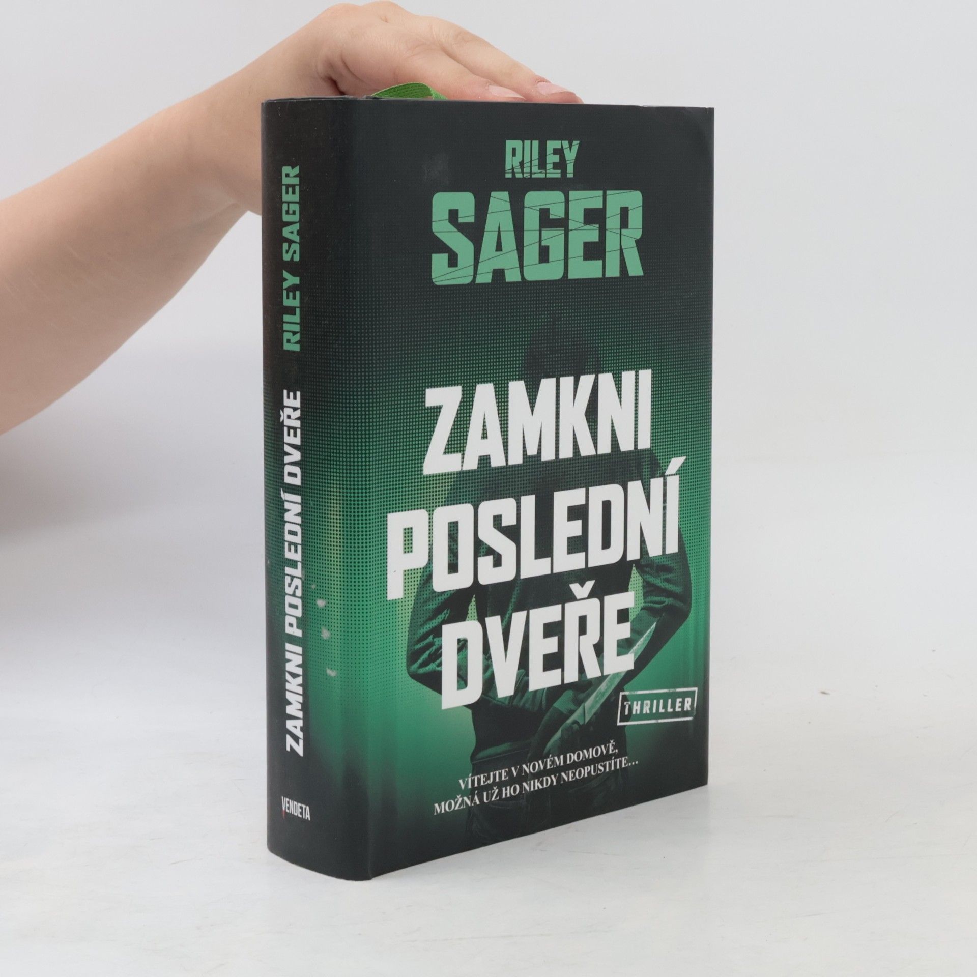 Riley Sager Zamkni poslední dveře