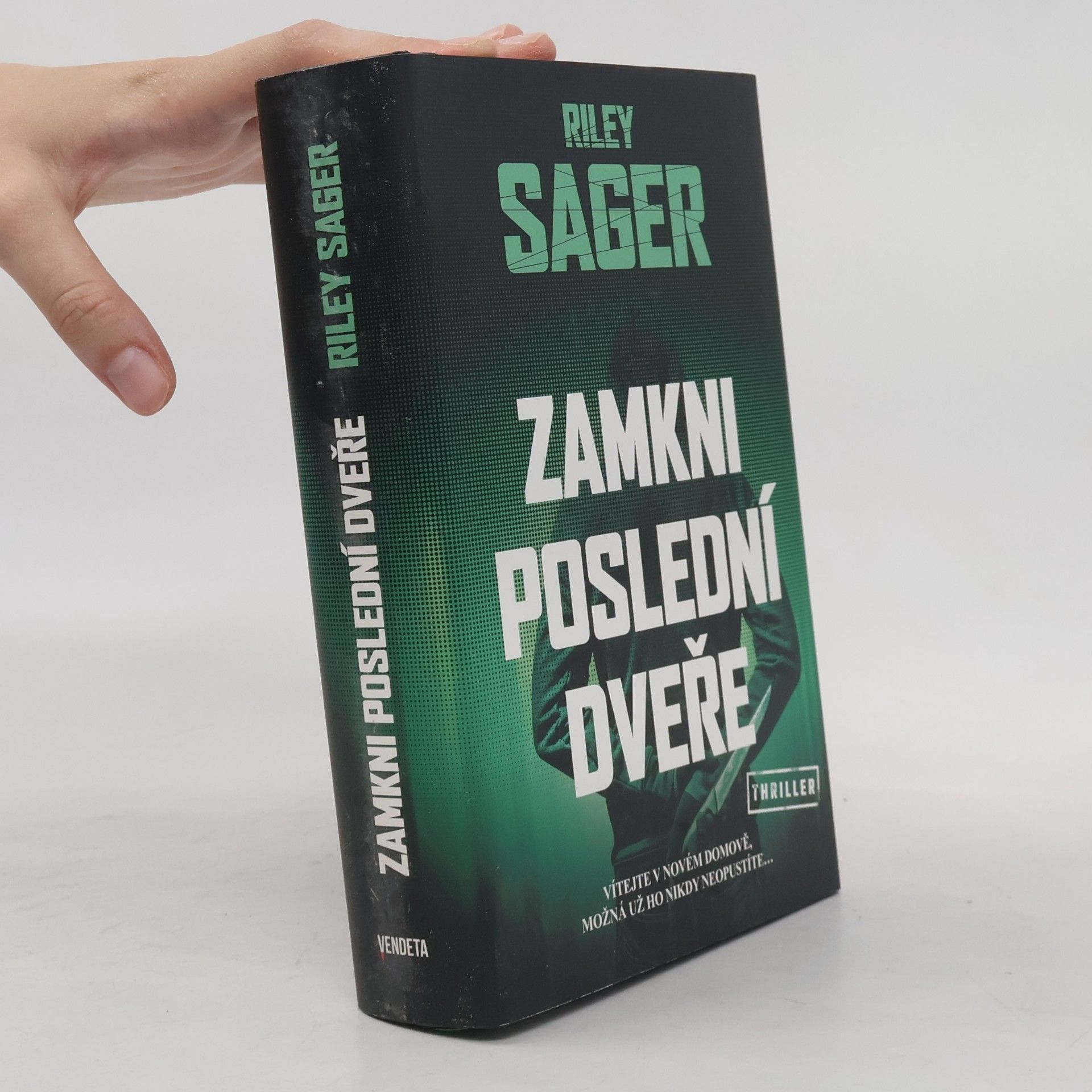 Riley Sager Zamkni poslední dveře