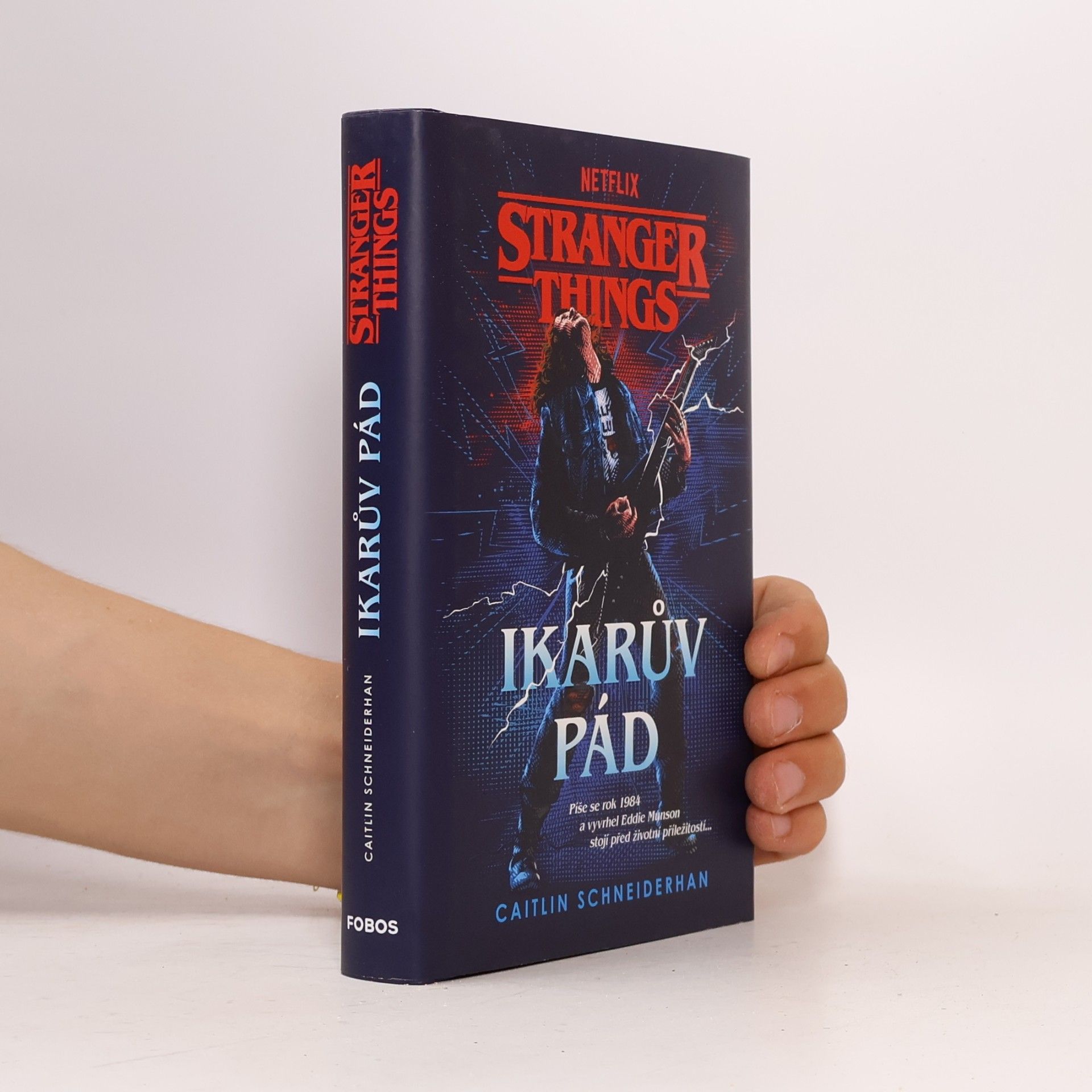 Caitlin Schneiderhan Stranger Things. Ikarův pád