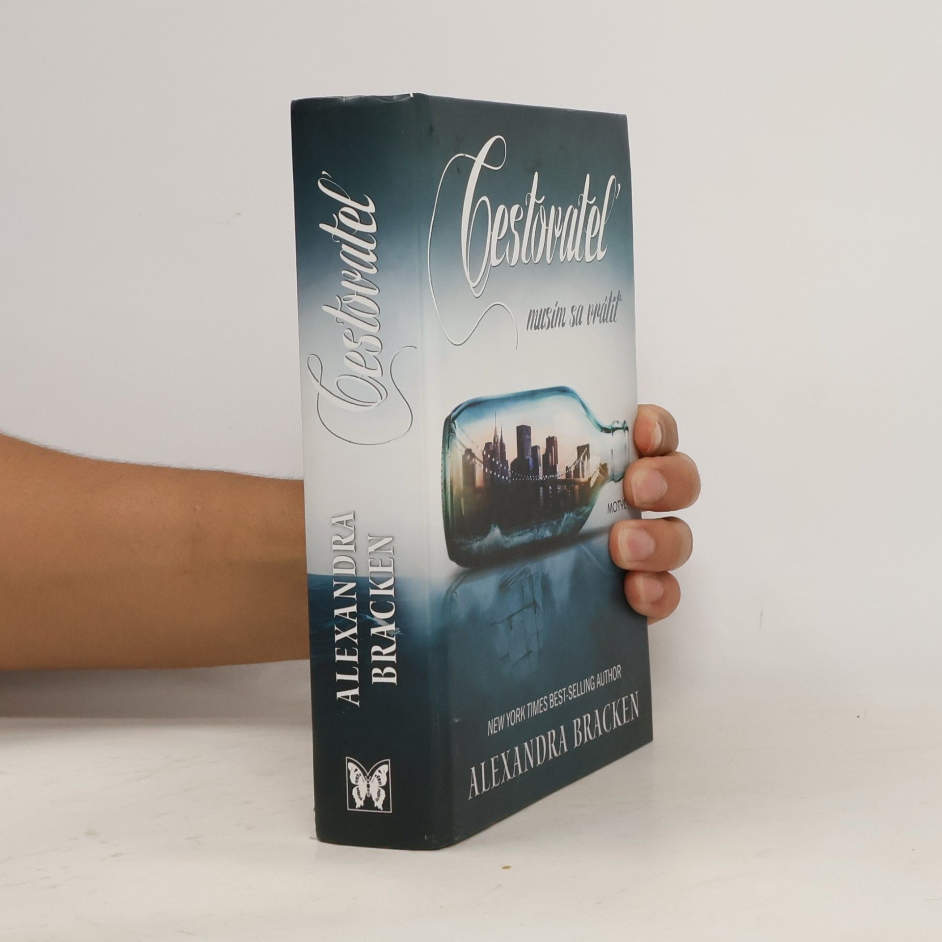Alexandra Brackenová Cestovateľ