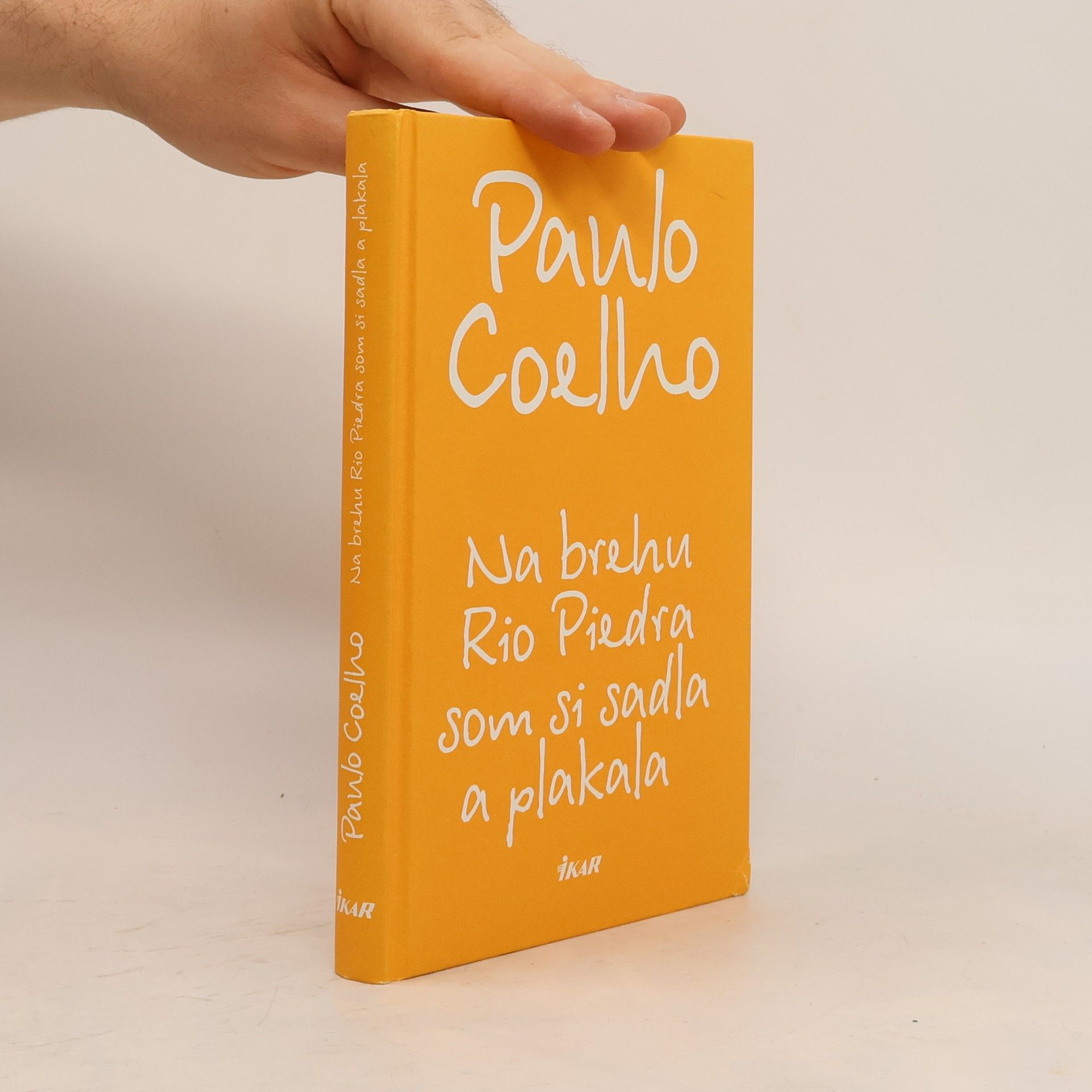 Paulo Coelho Na brehu Rio Piedra som si sadla a plakala